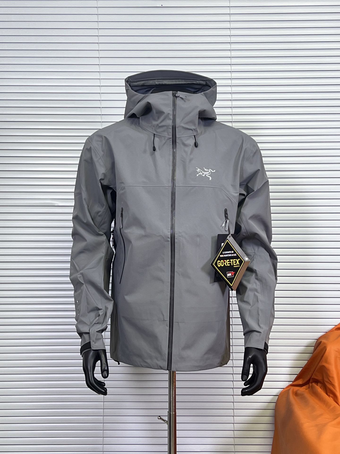 工厂 【2025顶级新版本 8色】 始祖鸟ARC‘TERYX BETA SL GORE-TEX 男女情侣款硬壳冲锋衣 机能风拉链夹克 Beta SL夹克设计简洁而通用,可提供高山环境所需的性能.采用bluesign@认证的采用带经编背衬N40P 3LGORE-TEX面料,轻薄而耐磨,防风、防水且透气,适合多种活动穿着. 防水指数10000 透气指数10000 全套辅料定制,头盔兼容StormHoodTM兜帽防护良好且不影响视线,插手口袋设有WaterTightTM拉链,便于取放物品,腋下拉链便于快速通风,拼接设计使活动自如. BRTA SL夹克同是Arc’teryx的明星产品,一直在高山恶劣环境中表现突出,现在功能更强大,重量更轻! -BETA:多用途服装适用于多种活动和环境.轻量 高性能的简约设计,轻量而耐磨. -GORE-TEX:防水、防风、透气面料可提供多面防护. -传统风琴交叉反向进入高山口袋设置在高位,VISLON中央正面拉链,可调节Velcro袖口魔术贴标签,兼容Zip-in,在胸前采用百达灵机器绣上了ARC TERYX徽标,绝对一比一! 颜色:黑色 空间灰 层云蓝 行星紫 红杉色 伊田绿 晨曦粉 象牙白