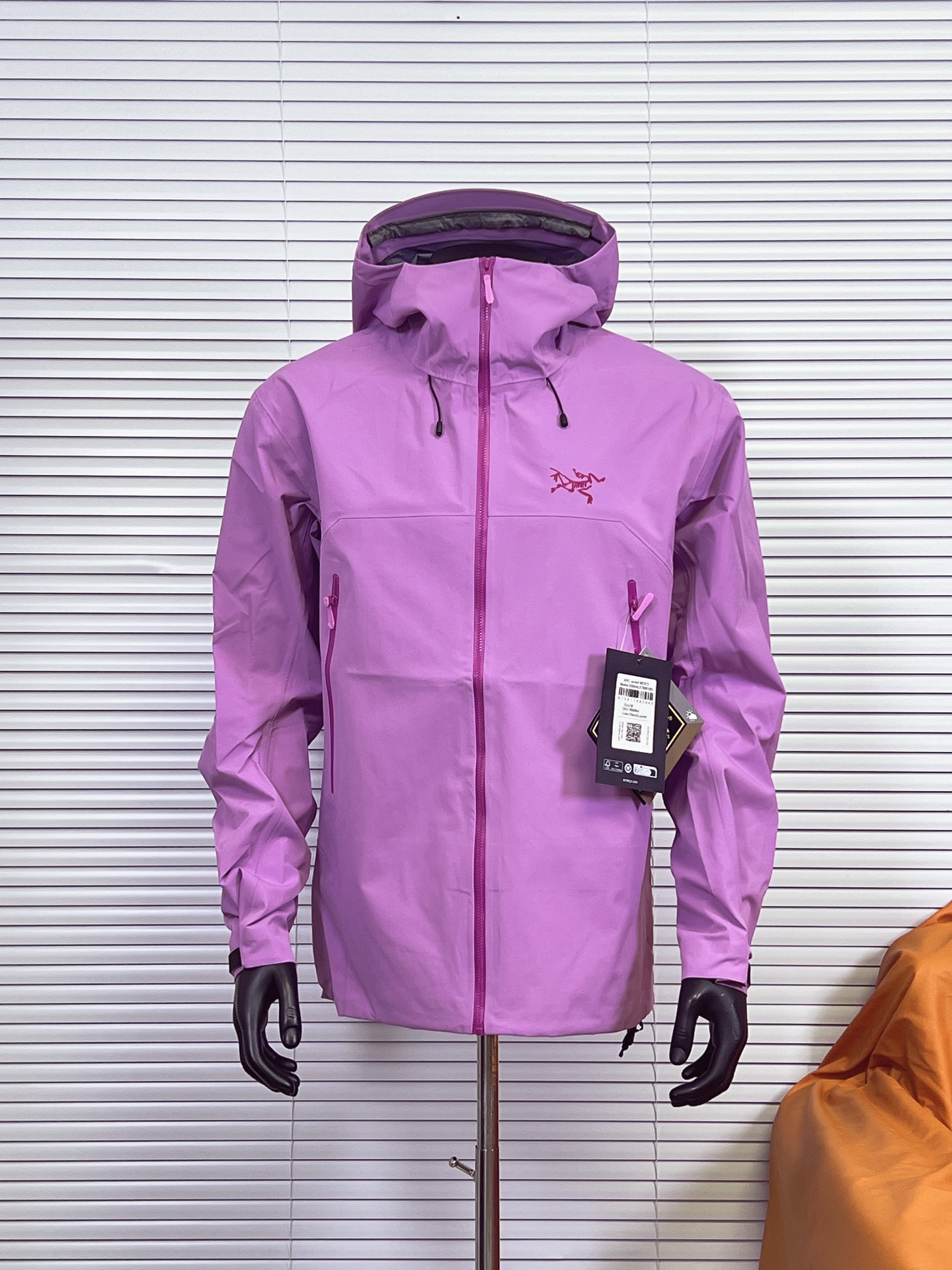 工厂 【2025顶级新版本 8色】 始祖鸟ARC‘TERYX BETA SL GORE-TEX 男女情侣款硬壳冲锋衣 机能风拉链夹克 Beta SL夹克设计简洁而通用,可提供高山环境所需的性能.采用bluesign@认证的采用带经编背衬N40P 3LGORE-TEX面料,轻薄而耐磨,防风、防水且透气,适合多种活动穿着. 防水指数10000 透气指数10000 全套辅料定制,头盔兼容StormHoodTM兜帽防护良好且不影响视线,插手口袋设有WaterTightTM拉链,便于取放物品,腋下拉链便于快速通风,拼接设计使活动自如. BRTA SL夹克同是Arc’teryx的明星产品,一直在高山恶劣环境中表现突出,现在功能更强大,重量更轻! -BETA:多用途服装适用于多种活动和环境.轻量 高性能的简约设计,轻量而耐磨. -GORE-TEX:防水、防风、透气面料可提供多面防护. -传统风琴交叉反向进入高山口袋设置在高位,VISLON中央正面拉链,可调节Velcro袖口魔术贴标签,兼容Zip-in,在胸前采用百达灵机器绣上了ARC TERYX徽标,绝对一比一! 颜色:黑色 空间灰 层云蓝 行星紫 红杉色 伊田绿 晨曦粉 象牙白