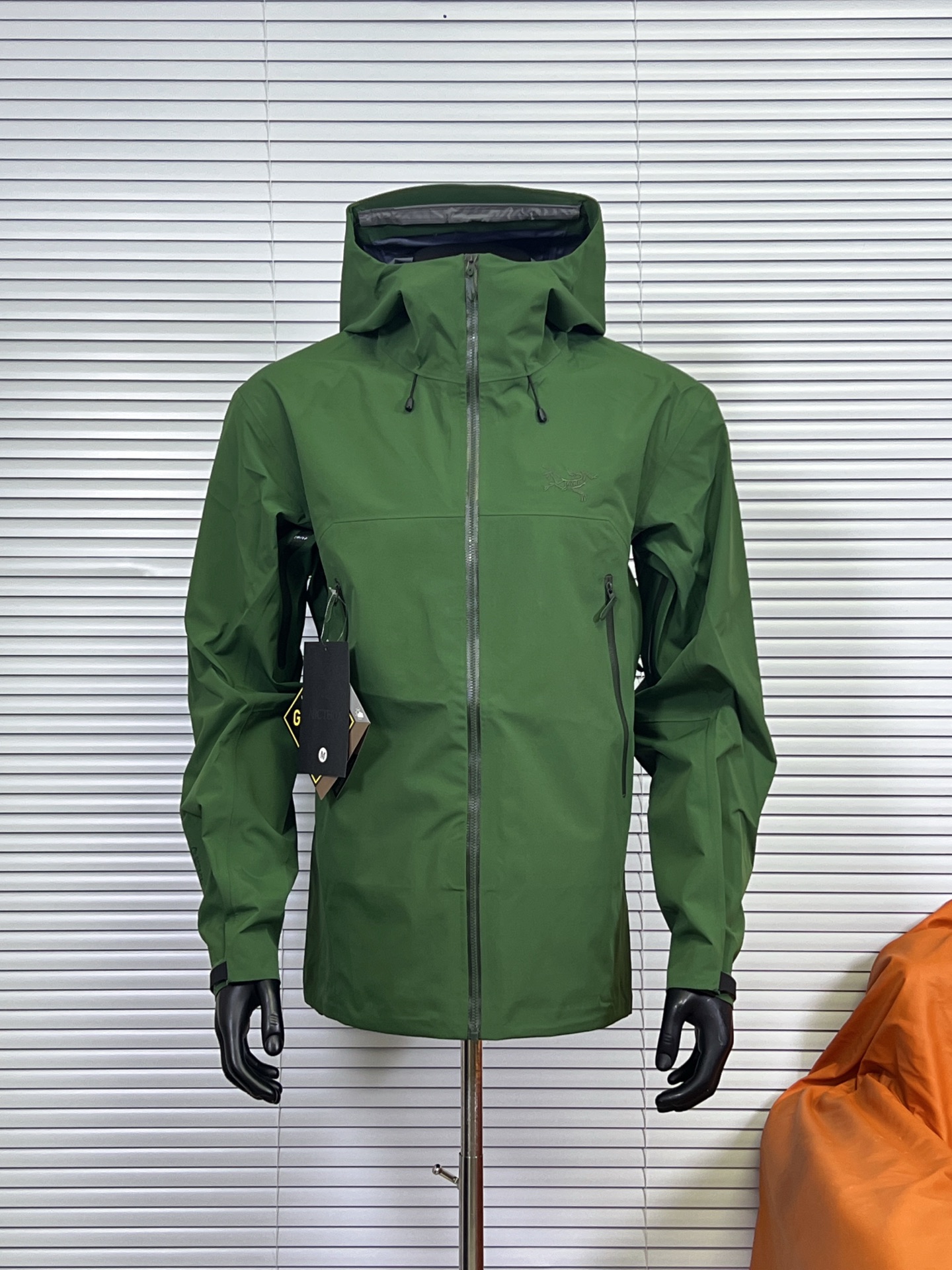 工厂 【2025顶级新版本 8色】 始祖鸟ARC‘TERYX BETA SL GORE-TEX 男女情侣款硬壳冲锋衣 机能风拉链夹克 Beta SL夹克设计简洁而通用,可提供高山环境所需的性能.采用bluesign@认证的采用带经编背衬N40P 3LGORE-TEX面料,轻薄而耐磨,防风、防水且透气,适合多种活动穿着. 防水指数10000 透气指数10000 全套辅料定制,头盔兼容StormHoodTM兜帽防护良好且不影响视线,插手口袋设有WaterTightTM拉链,便于取放物品,腋下拉链便于快速通风,拼接设计使活动自如. BRTA SL夹克同是Arc’teryx的明星产品,一直在高山恶劣环境中表现突出,现在功能更强大,重量更轻! -BETA:多用途服装适用于多种活动和环境.轻量 高性能的简约设计,轻量而耐磨. -GORE-TEX:防水、防风、透气面料可提供多面防护. -传统风琴交叉反向进入高山口袋设置在高位,VISLON中央正面拉链,可调节Velcro袖口魔术贴标签,兼容Zip-in,在胸前采用百达灵机器绣上了ARC TERYX徽标,绝对一比一! 颜色:黑色 空间灰 层云蓝 行星紫 红杉色 伊田绿 晨曦粉 象牙白