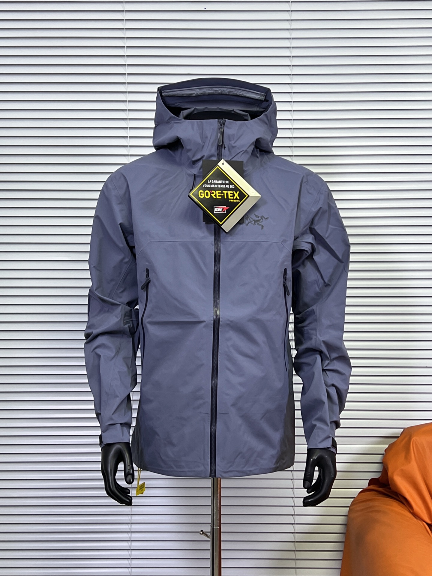 工厂 【2025顶级新版本 8色】 始祖鸟ARC‘TERYX BETA SL GORE-TEX 男女情侣款硬壳冲锋衣 机能风拉链夹克 Beta SL夹克设计简洁而通用,可提供高山环境所需的性能.采用bluesign@认证的采用带经编背衬N40P 3LGORE-TEX面料,轻薄而耐磨,防风、防水且透气,适合多种活动穿着. 防水指数10000 透气指数10000 全套辅料定制,头盔兼容StormHoodTM兜帽防护良好且不影响视线,插手口袋设有WaterTightTM拉链,便于取放物品,腋下拉链便于快速通风,拼接设计使活动自如. BRTA SL夹克同是Arc’teryx的明星产品,一直在高山恶劣环境中表现突出,现在功能更强大,重量更轻! -BETA:多用途服装适用于多种活动和环境.轻量 高性能的简约设计,轻量而耐磨. -GORE-TEX:防水、防风、透气面料可提供多面防护. -传统风琴交叉反向进入高山口袋设置在高位,VISLON中央正面拉链,可调节Velcro袖口魔术贴标签,兼容Zip-in,在胸前采用百达灵机器绣上了ARC TERYX徽标,绝对一比一! 颜色:黑色 空间灰 层云蓝 行星紫 红杉色 伊田绿 晨曦粉 象牙白