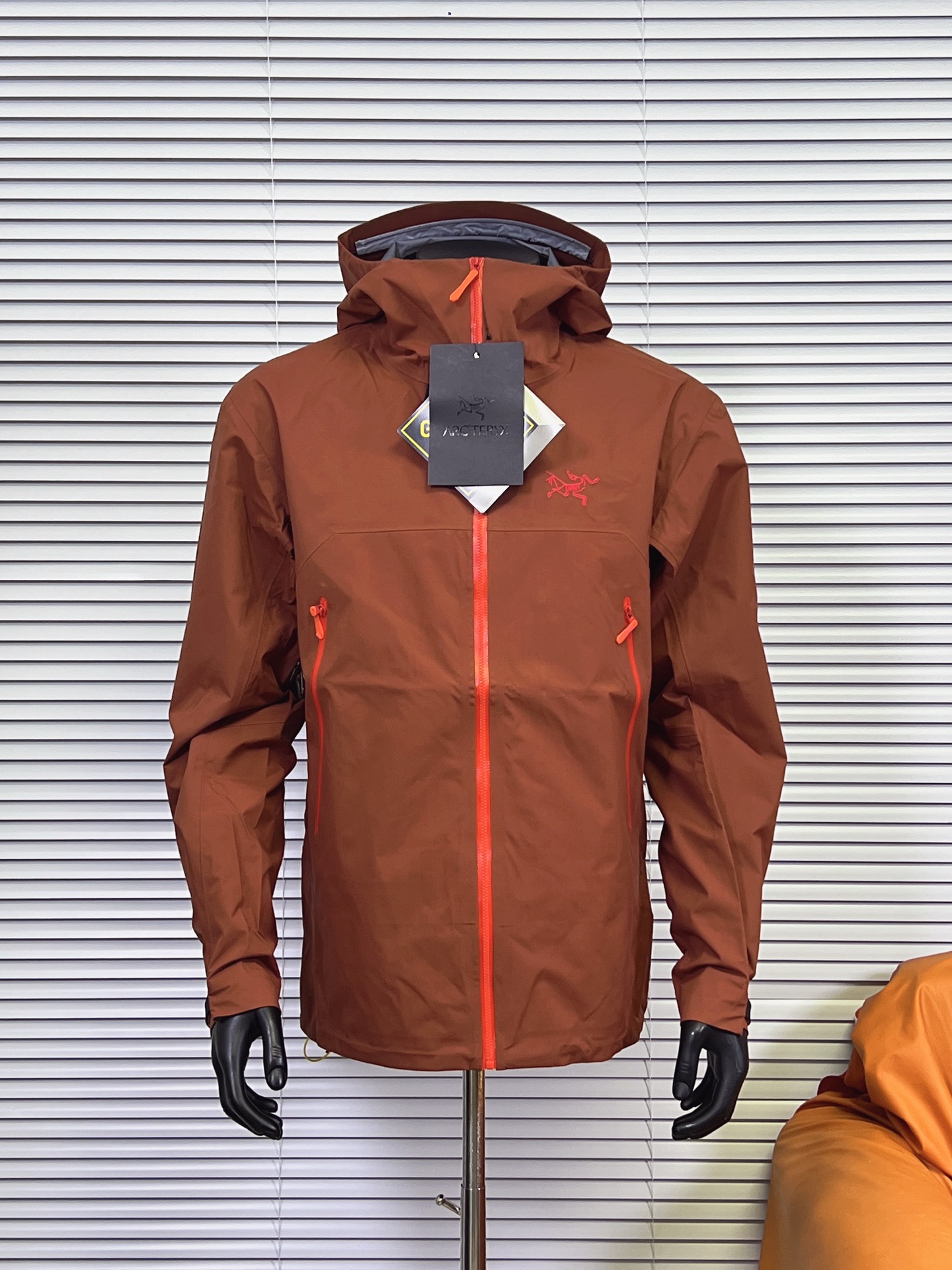 工厂 【2025顶级新版本 8色】 始祖鸟ARC‘TERYX BETA SL GORE-TEX 男女情侣款硬壳冲锋衣 机能风拉链夹克 Beta SL夹克设计简洁而通用,可提供高山环境所需的性能.采用bluesign@认证的采用带经编背衬N40P 3LGORE-TEX面料,轻薄而耐磨,防风、防水且透气,适合多种活动穿着. 防水指数10000 透气指数10000 全套辅料定制,头盔兼容StormHoodTM兜帽防护良好且不影响视线,插手口袋设有WaterTightTM拉链,便于取放物品,腋下拉链便于快速通风,拼接设计使活动自如. BRTA SL夹克同是Arc’teryx的明星产品,一直在高山恶劣环境中表现突出,现在功能更强大,重量更轻! -BETA:多用途服装适用于多种活动和环境.轻量 高性能的简约设计,轻量而耐磨. -GORE-TEX:防水、防风、透气面料可提供多面防护. -传统风琴交叉反向进入高山口袋设置在高位,VISLON中央正面拉链,可调节Velcro袖口魔术贴标签,兼容Zip-in,在胸前采用百达灵机器绣上了ARC TERYX徽标,绝对一比一! 颜色:黑色 空间灰 层云蓝 行星紫 红杉色 伊田绿 晨曦粉 象牙白