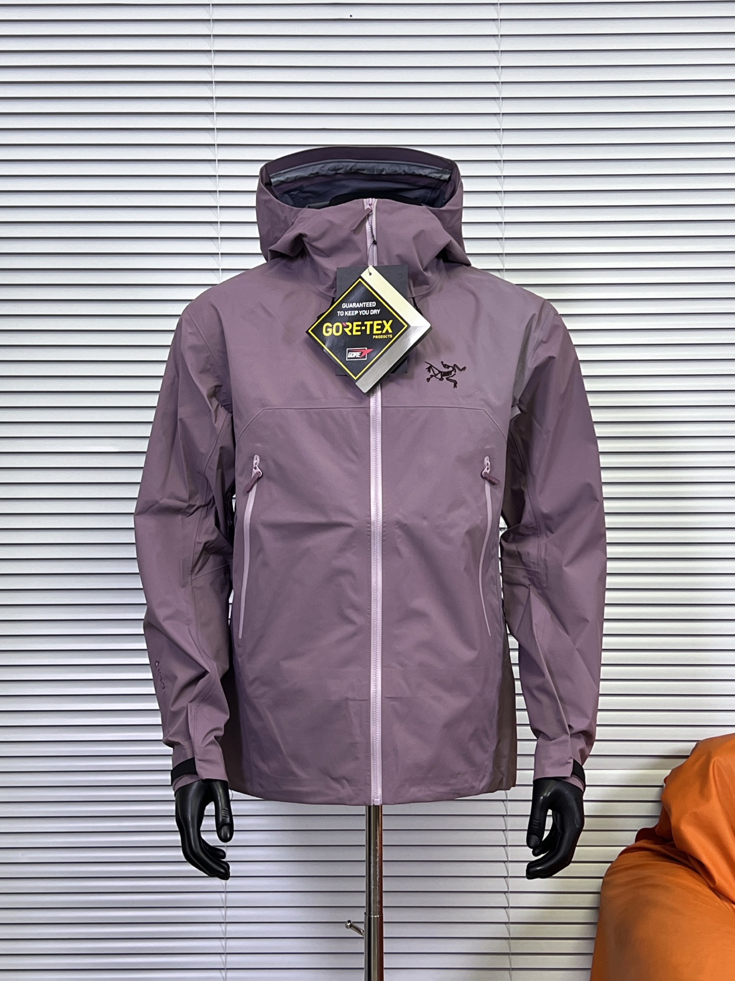 工厂 【2025顶级新版本 8色】 始祖鸟ARC‘TERYX BETA SL GORE-TEX 男女情侣款硬壳冲锋衣 机能风拉链夹克 Beta SL夹克设计简洁而通用,可提供高山环境所需的性能.采用bluesign@认证的采用带经编背衬N40P 3LGORE-TEX面料,轻薄而耐磨,防风、防水且透气,适合多种活动穿着. 防水指数10000 透气指数10000 全套辅料定制,头盔兼容StormHoodTM兜帽防护良好且不影响视线,插手口袋设有WaterTightTM拉链,便于取放物品,腋下拉链便于快速通风,拼接设计使活动自如. BRTA SL夹克同是Arc’teryx的明星产品,一直在高山恶劣环境中表现突出,现在功能更强大,重量更轻! -BETA:多用途服装适用于多种活动和环境.轻量 高性能的简约设计,轻量而耐磨. -GORE-TEX:防水、防风、透气面料可提供多面防护. -传统风琴交叉反向进入高山口袋设置在高位,VISLON中央正面拉链,可调节Velcro袖口魔术贴标签,兼容Zip-in,在胸前采用百达灵机器绣上了ARC TERYX徽标,绝对一比一! 颜色:黑色 空间灰 层云蓝 行星紫 红杉色 伊田绿 晨曦粉 象牙白