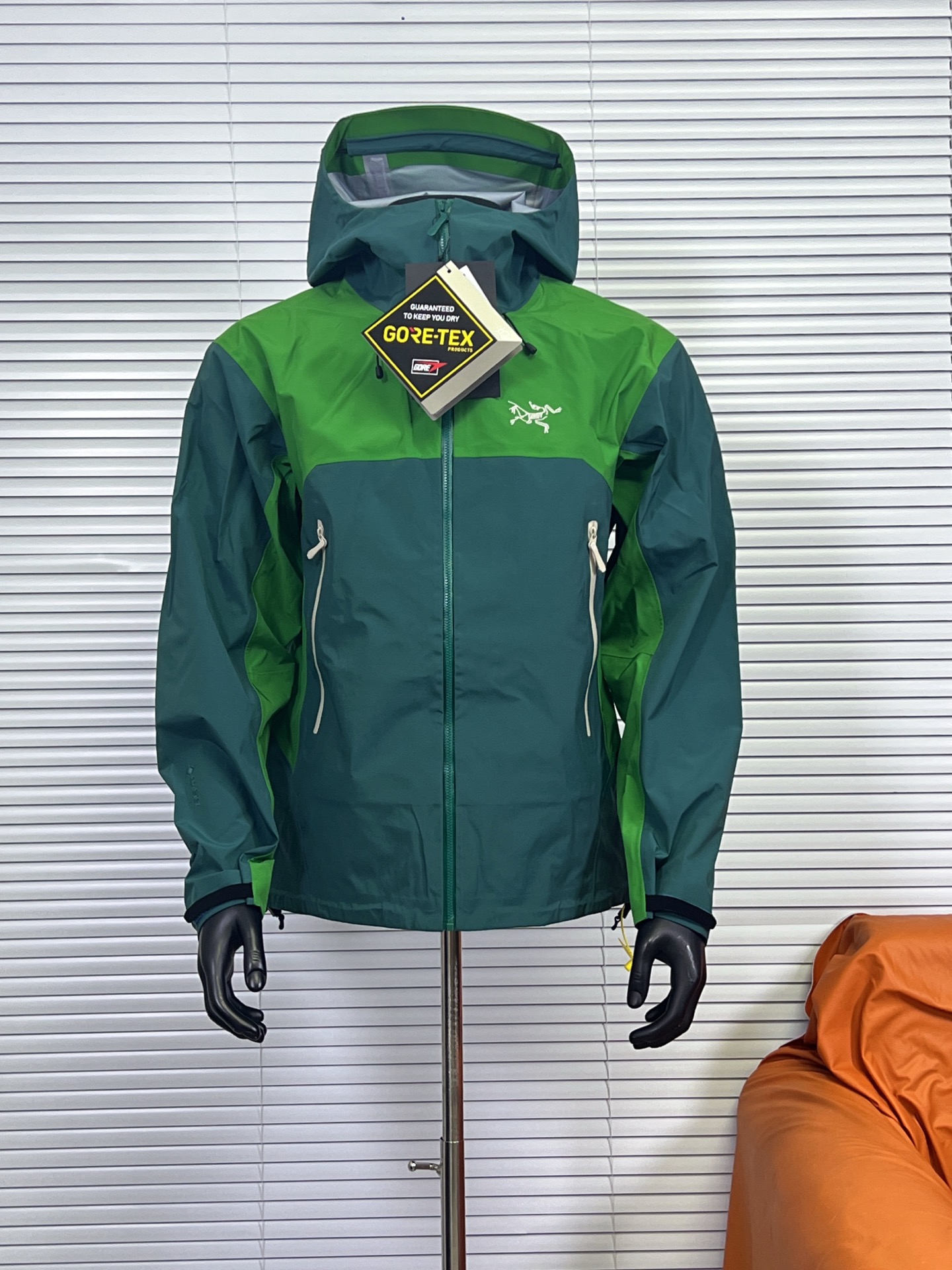 工厂放货💰280
始祖鸟Beta lw拼接冲锋衣 硬壳冲锋衣一共3个颜色，帅到炸裂的一款！
1⃣️面料一如既往采用硬壳GORETEX系列，面料透气达到5000+ ，防水性能C8，防污防风防水，束紧后达到耐寒保温！
2⃣️四色拼接采用激光定位立体裁剪，每一片裁片基本达到98%以上还原，接近0色差。
3⃣️口袋处采用无缝激光技术，衣服内侧全衣压胶，采用热风胶技术做到防水效果。下摆条更是采用超声波热压机器做到不散边不垮边。
男女同款，休闲旅游、运动户外，一件外套通通搞定，必备必备！

颜色：藏藤棕 云天蓝 从林绿
尺码：S-XXL