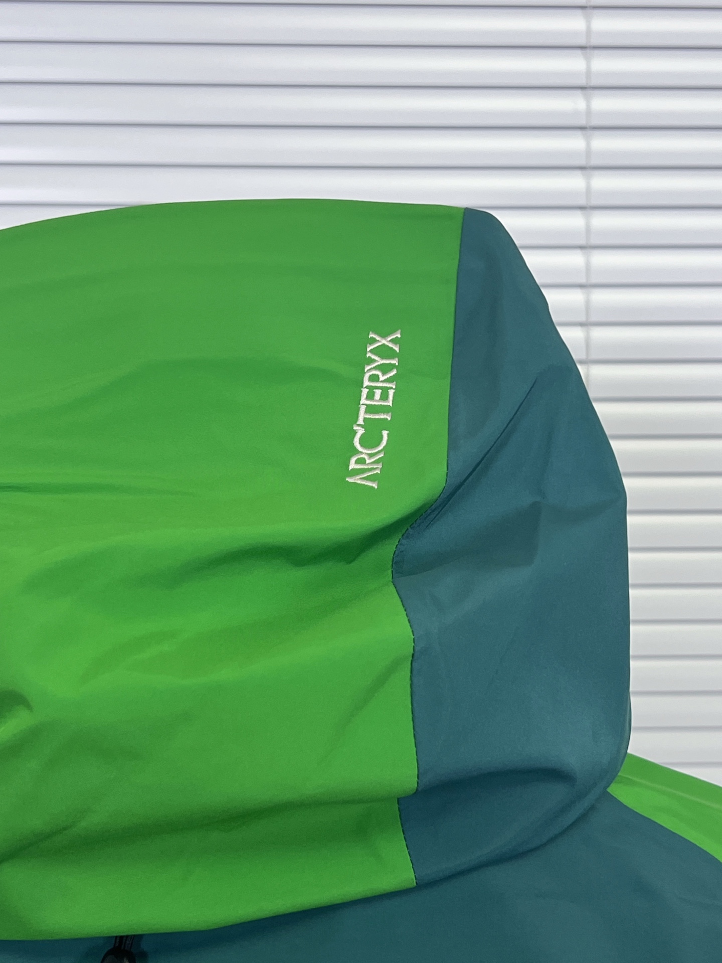 工厂放货💰280
始祖鸟Beta lw拼接冲锋衣 硬壳冲锋衣一共3个颜色，帅到炸裂的一款！
1⃣️面料一如既往采用硬壳GORETEX系列，面料透气达到5000+ ，防水性能C8，防污防风防水，束紧后达到耐寒保温！
2⃣️四色拼接采用激光定位立体裁剪，每一片裁片基本达到98%以上还原，接近0色差。
3⃣️口袋处采用无缝激光技术，衣服内侧全衣压胶，采用热风胶技术做到防水效果。下摆条更是采用超声波热压机器做到不散边不垮边。
男女同款，休闲旅游、运动户外，一件外套通通搞定，必备必备！

颜色：藏藤棕 云天蓝 从林绿
尺码：S-XXL