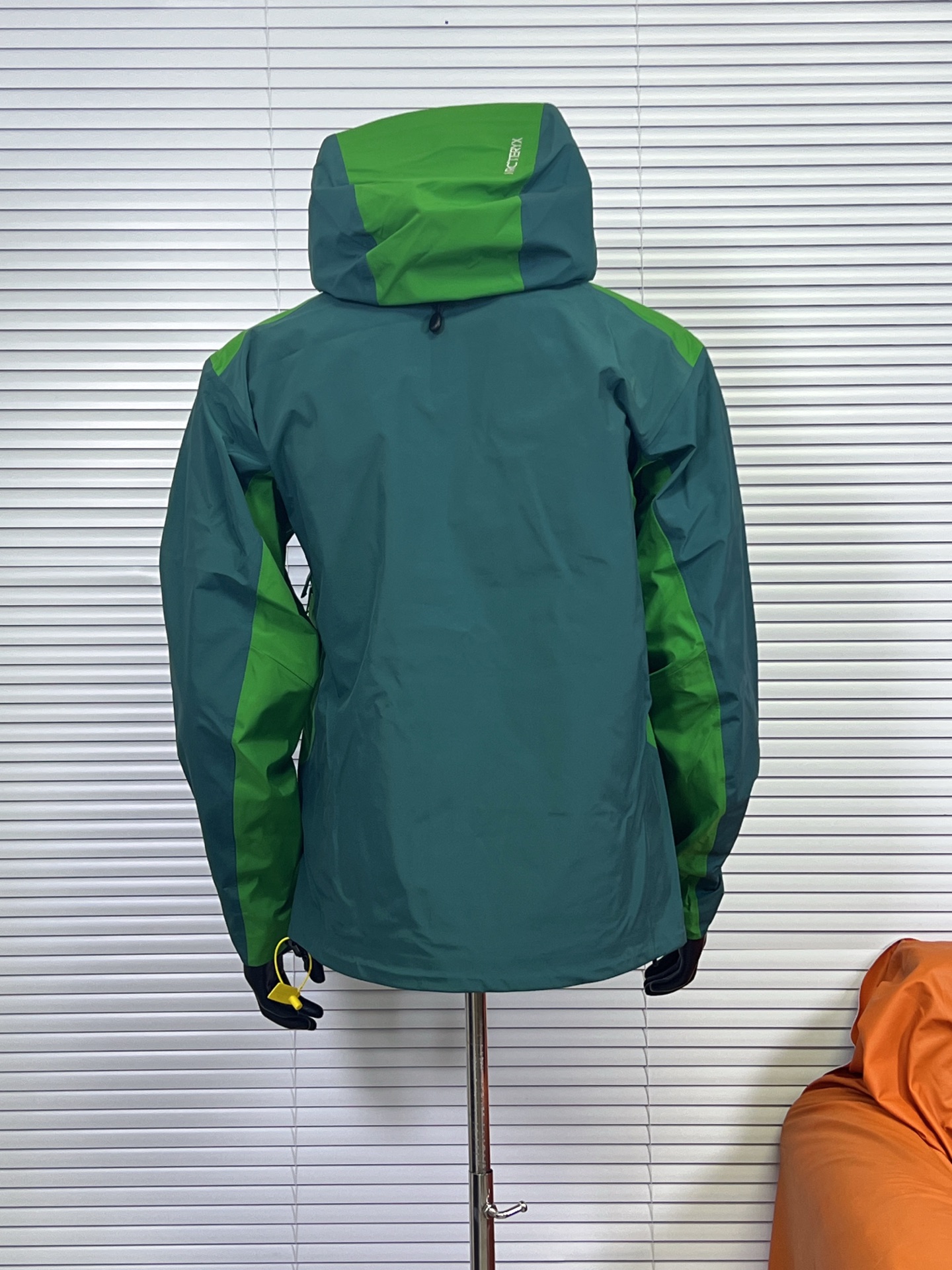 工厂放货💰280
始祖鸟Beta lw拼接冲锋衣 硬壳冲锋衣一共3个颜色，帅到炸裂的一款！
1⃣️面料一如既往采用硬壳GORETEX系列，面料透气达到5000+ ，防水性能C8，防污防风防水，束紧后达到耐寒保温！
2⃣️四色拼接采用激光定位立体裁剪，每一片裁片基本达到98%以上还原，接近0色差。
3⃣️口袋处采用无缝激光技术，衣服内侧全衣压胶，采用热风胶技术做到防水效果。下摆条更是采用超声波热压机器做到不散边不垮边。
男女同款，休闲旅游、运动户外，一件外套通通搞定，必备必备！

颜色：藏藤棕 云天蓝 从林绿
尺码：S-XXL