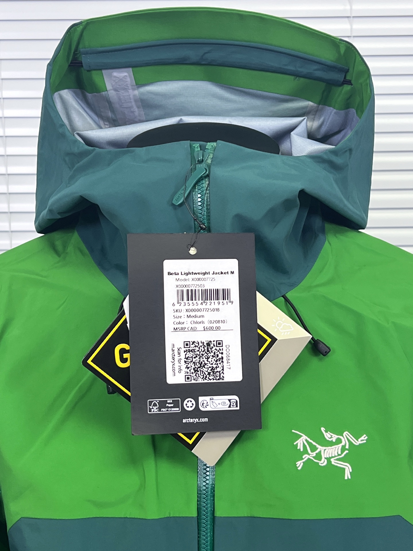 工厂放货💰280
始祖鸟Beta lw拼接冲锋衣 硬壳冲锋衣一共3个颜色，帅到炸裂的一款！
1⃣️面料一如既往采用硬壳GORETEX系列，面料透气达到5000+ ，防水性能C8，防污防风防水，束紧后达到耐寒保温！
2⃣️四色拼接采用激光定位立体裁剪，每一片裁片基本达到98%以上还原，接近0色差。
3⃣️口袋处采用无缝激光技术，衣服内侧全衣压胶，采用热风胶技术做到防水效果。下摆条更是采用超声波热压机器做到不散边不垮边。
男女同款，休闲旅游、运动户外，一件外套通通搞定，必备必备！

颜色：藏藤棕 云天蓝 从林绿
尺码：S-XXL