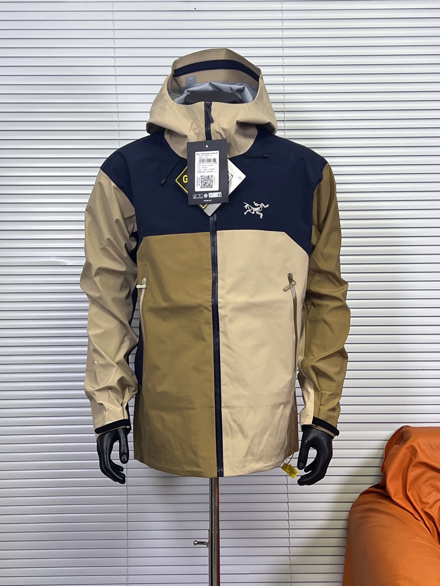 工厂 始祖鸟Beta lw拼接冲锋衣 硬壳冲锋衣一共3个颜色,帅到炸裂的一款! 1⃣️面料一如既往采用硬壳GORETEX系列,面料透气达到5000+,防水性能C8,防污防风防水,束紧后达到耐寒保温! 2⃣️四色拼接采用激光定位立体裁剪,每一片裁片基本达到98%以上还原,接近0色差. 3⃣️口袋处采用无缝激光技术,衣服内侧全衣压胶,采用热风胶技术做到防水效果.下摆条更是采用超声波热压机器做到不散边不垮边. 男女同款,休闲旅游、运动户外,一件外套通通搞定,必备必备! 颜色:藏藤棕 云天蓝 从林绿