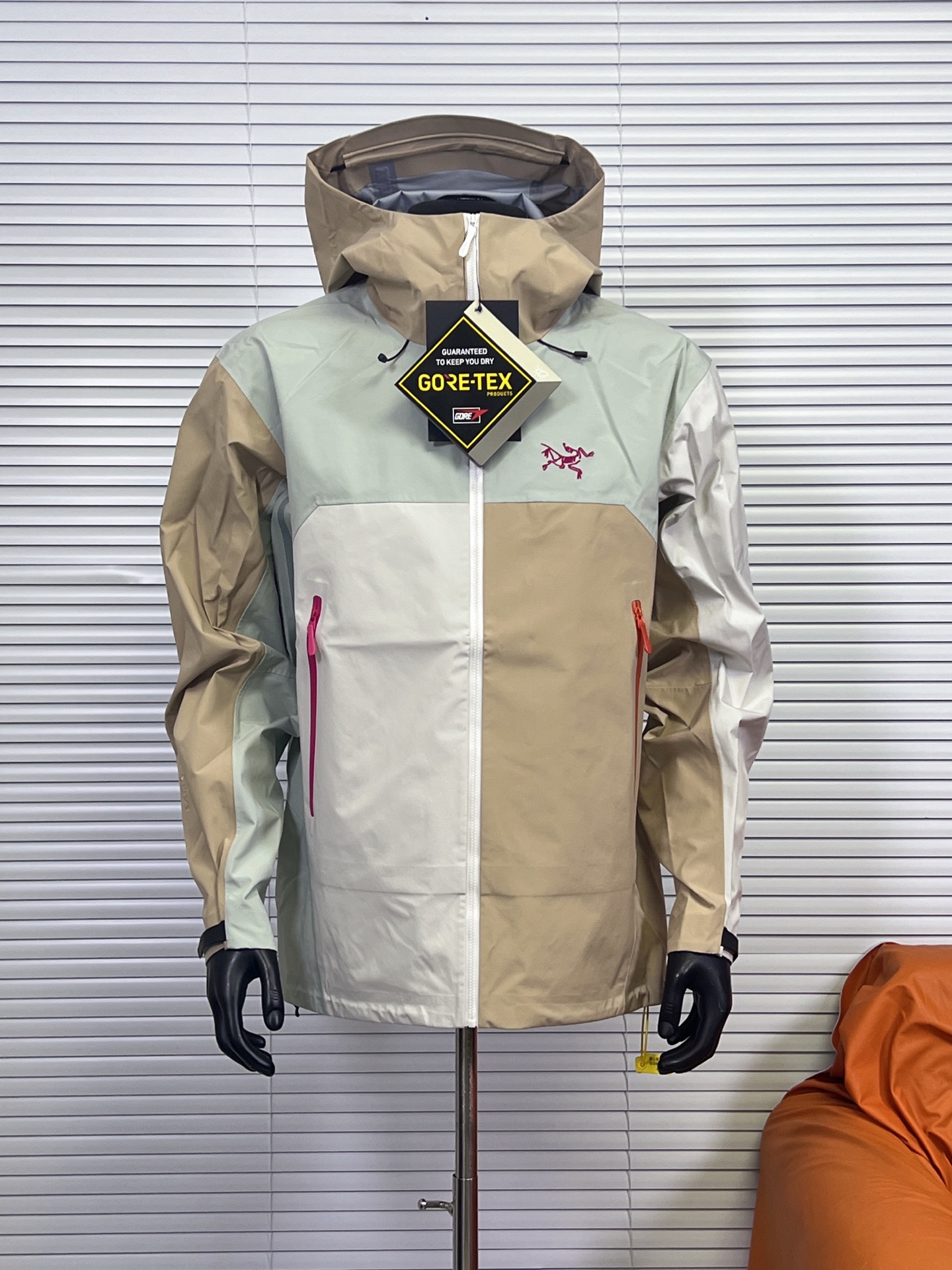 工厂放货💰280
始祖鸟Beta lw拼接冲锋衣 硬壳冲锋衣一共3个颜色，帅到炸裂的一款！
1⃣️面料一如既往采用硬壳GORETEX系列，面料透气达到5000+ ，防水性能C8，防污防风防水，束紧后达到耐寒保温！
2⃣️四色拼接采用激光定位立体裁剪，每一片裁片基本达到98%以上还原，接近0色差。
3⃣️口袋处采用无缝激光技术，衣服内侧全衣压胶，采用热风胶技术做到防水效果。下摆条更是采用超声波热压机器做到不散边不垮边。
男女同款，休闲旅游、运动户外，一件外套通通搞定，必备必备！

颜色：藏藤棕 云天蓝 从林绿
尺码：S-XXL