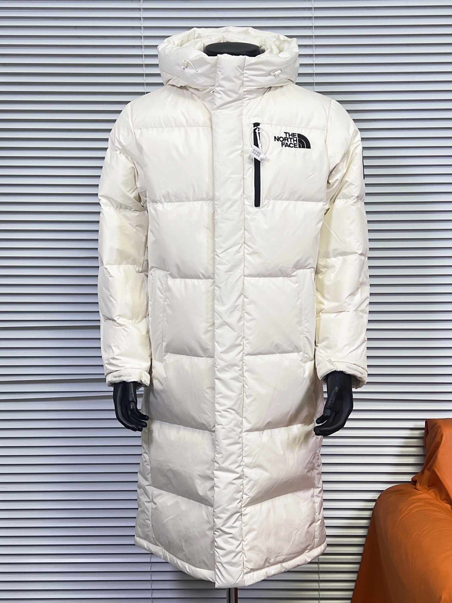 L.B工厂 |THE North Face北面韩国申敏儿同款北面长款羽绒服!非常高端的旗舰系列,生命不息 探索不止 冬天除了被窝其他地方都是远方 让你隔绝寒冷的最强单品!挑战极地风寒! ✨加长版型 裁剪非常花心思,情侣搭配起来感觉可以炸掉一条街!经典简约风 工装大口袋设计 全部都是立体口袋哦!休闲连帽设计 ✨高端户外防风防水面料,高强度防风防水 十级水压!不管是什么样的恶劣天气随便造!大身采用高密度GORE材质 镀膜来的哦!科技EPTFE涂层镀膜!相信我 不管是手感 还是穿着的舒适感这种面料必须是顶级的!非常的细腻 顺滑挺括 而且 舒适感还非常的好! ✨此款羽绒服极地御寒,胸前北面小Logo经典款式!手臂logo 设计!袖口魔术贴设计!让衣服增加亮点!北面Logo,让人一眼就看出衣服的与众不同!背后还有同款刺绣Logo,标志性强烈! 做工 细节 咱们不多说了 这款羽绒服 完全可以说是今年最棒的一款之一!目前来说 我相信 我再也不会有这样心动的感觉了 颜色:黑色、白色