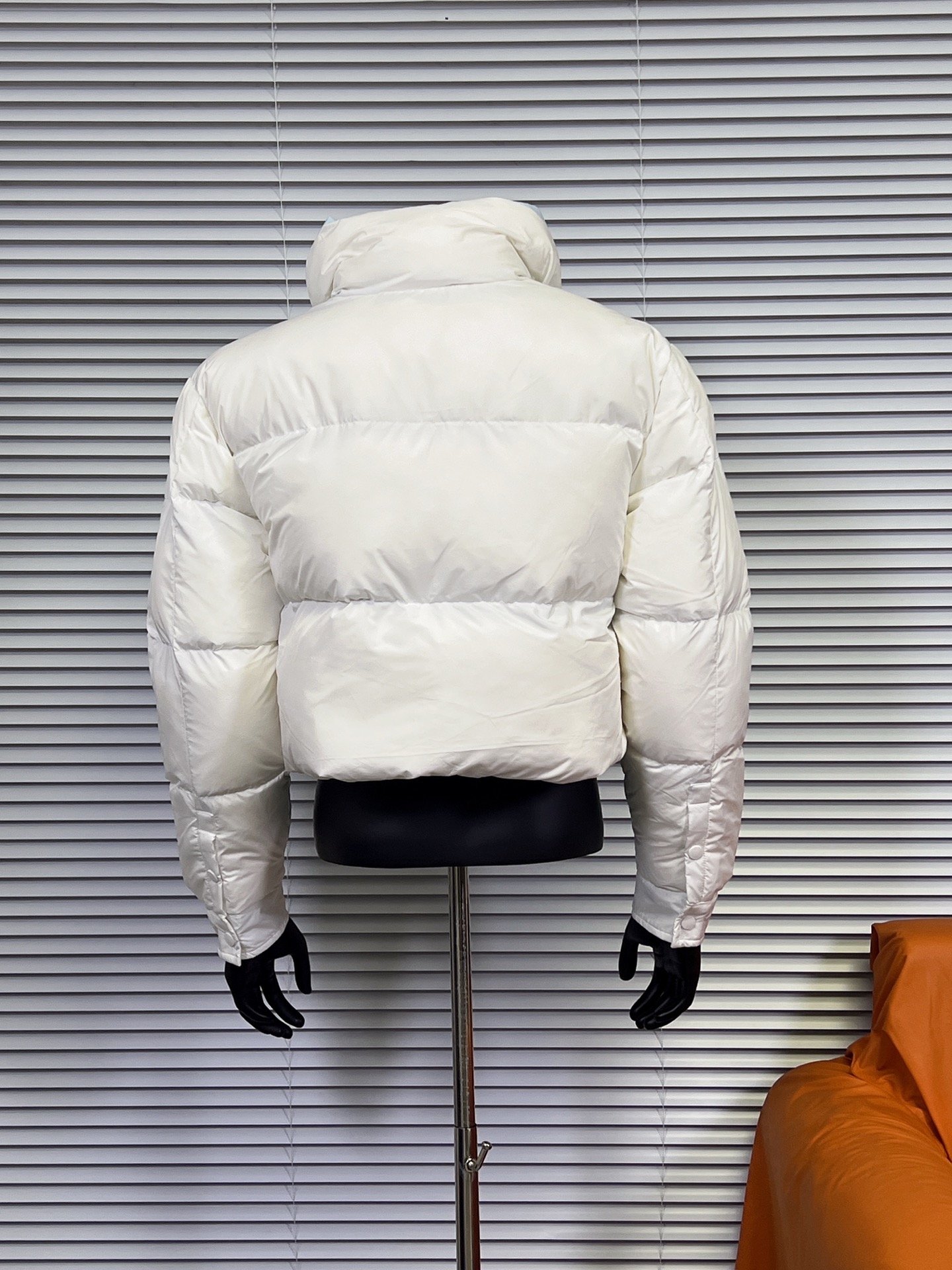 工厂直供💰280
普拉达PRADA 女士短款羽绒服🤫

描述：Prada-短款羽绒服这款羽绒外套采用Re-Nvlon再生尼龙打造，融合现代设计和新颖计的短裁版型。 

材料工艺解析： 
1、"白鸭绒绒加衬给予温暖防护，标志性的涂珐琅金属三角形徽标彰显品牌格调。 
2、创新性Re-Nvlon再生尼龙通过提纯海洋塑料回收物制成，是品牌标志性的面料。 
3、短裁版型鹅绒加衬·立领衬衫袖拉链拉合拉链式嵌线袋织物束绳下摆涂珐琅金属三角形徽标 
4、80%纯白鸭绒，市面独家使用顶级羽绒，绝不吹虚鹅绒等一系列的错误理解 
5、面料: 100% 锦纶; 里料: 100% 锦纶 ，市面最顶级没有之一，一切遵照原版定制。 
6、原代加工厂出品电镀五金，全部原厂定制，非市场各类复刻版，真正做到1:1

颜色：黑色 白色 天蓝色
尺码：36 38 40 42