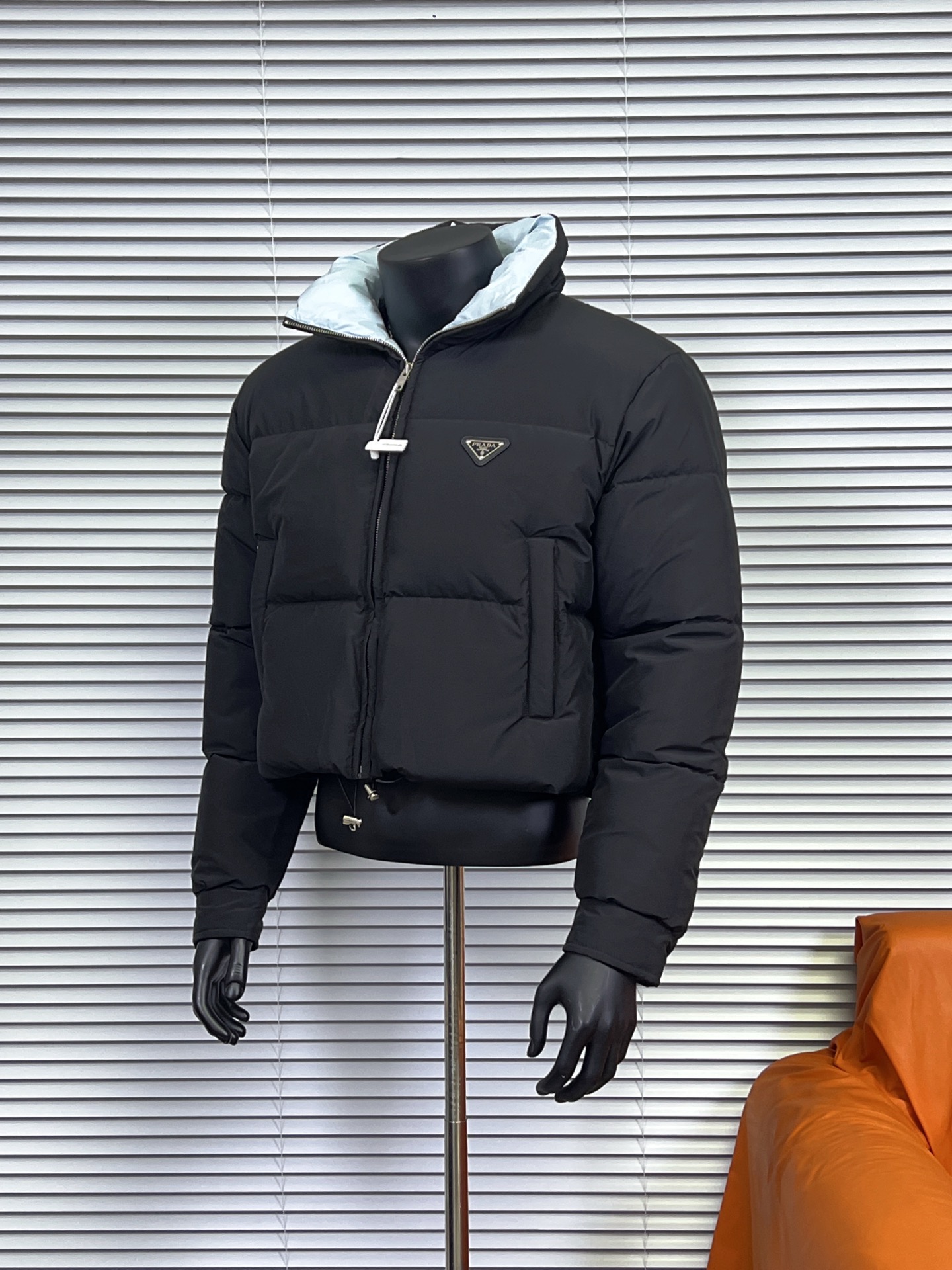 工厂直供💰280
普拉达PRADA 女士短款羽绒服🤫

描述：Prada-短款羽绒服这款羽绒外套采用Re-Nvlon再生尼龙打造，融合现代设计和新颖计的短裁版型。 

材料工艺解析： 
1、"白鸭绒绒加衬给予温暖防护，标志性的涂珐琅金属三角形徽标彰显品牌格调。 
2、创新性Re-Nvlon再生尼龙通过提纯海洋塑料回收物制成，是品牌标志性的面料。 
3、短裁版型鹅绒加衬·立领衬衫袖拉链拉合拉链式嵌线袋织物束绳下摆涂珐琅金属三角形徽标 
4、80%纯白鸭绒，市面独家使用顶级羽绒，绝不吹虚鹅绒等一系列的错误理解 
5、面料: 100% 锦纶; 里料: 100% 锦纶 ，市面最顶级没有之一，一切遵照原版定制。 
6、原代加工厂出品电镀五金，全部原厂定制，非市场各类复刻版，真正做到1:1

颜色：黑色 白色 天蓝色
尺码：36 38 40 42