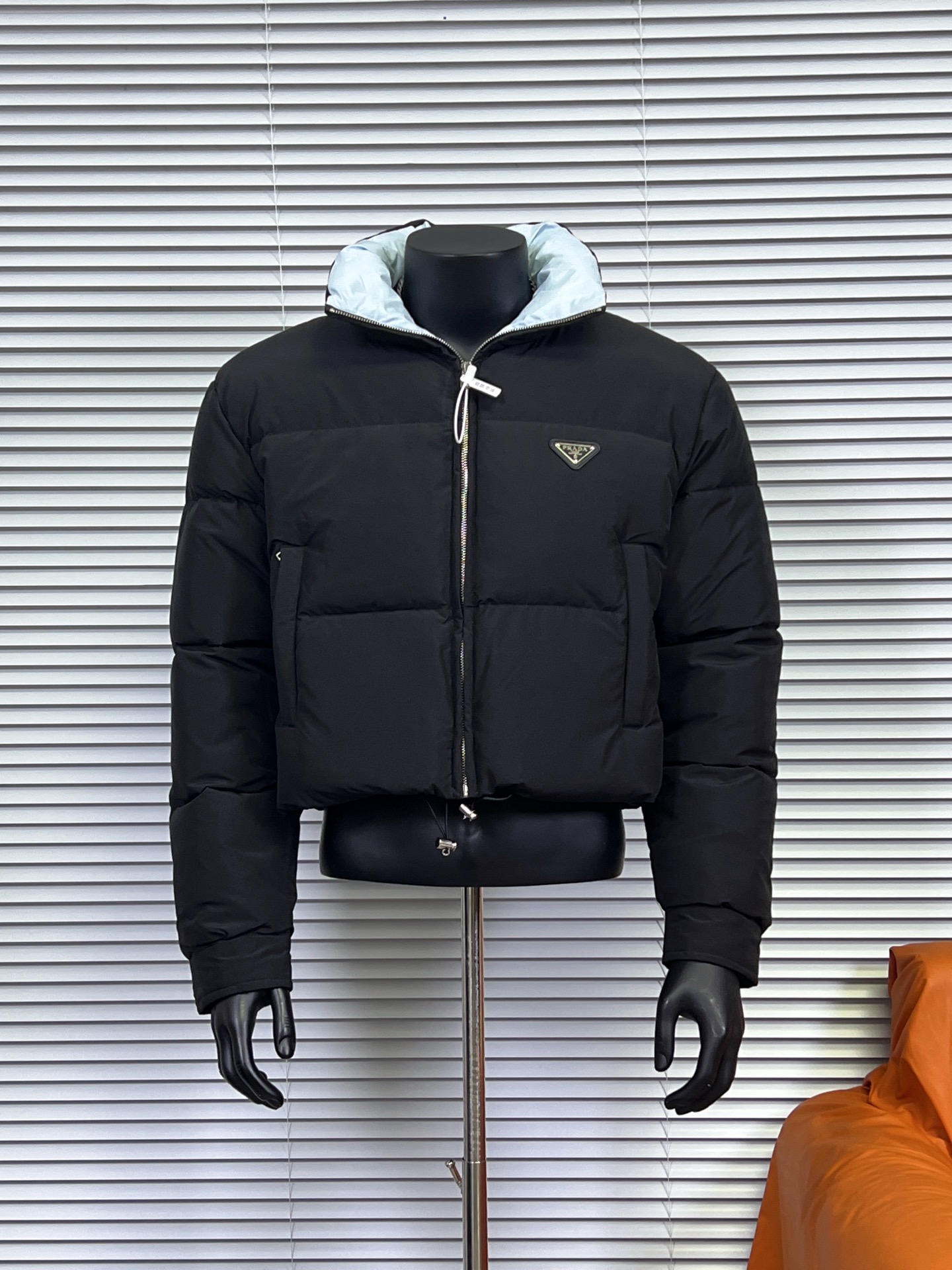 工厂直供💰280
普拉达PRADA 女士短款羽绒服🤫

描述：Prada-短款羽绒服这款羽绒外套采用Re-Nvlon再生尼龙打造，融合现代设计和新颖计的短裁版型。 

材料工艺解析： 
1、"白鸭绒绒加衬给予温暖防护，标志性的涂珐琅金属三角形徽标彰显品牌格调。 
2、创新性Re-Nvlon再生尼龙通过提纯海洋塑料回收物制成，是品牌标志性的面料。 
3、短裁版型鹅绒加衬·立领衬衫袖拉链拉合拉链式嵌线袋织物束绳下摆涂珐琅金属三角形徽标 
4、80%纯白鸭绒，市面独家使用顶级羽绒，绝不吹虚鹅绒等一系列的错误理解 
5、面料: 100% 锦纶; 里料: 100% 锦纶 ，市面最顶级没有之一，一切遵照原版定制。 
6、原代加工厂出品电镀五金，全部原厂定制，非市场各类复刻版，真正做到1:1

颜色：黑色 白色 天蓝色
尺码：36 38 40 42