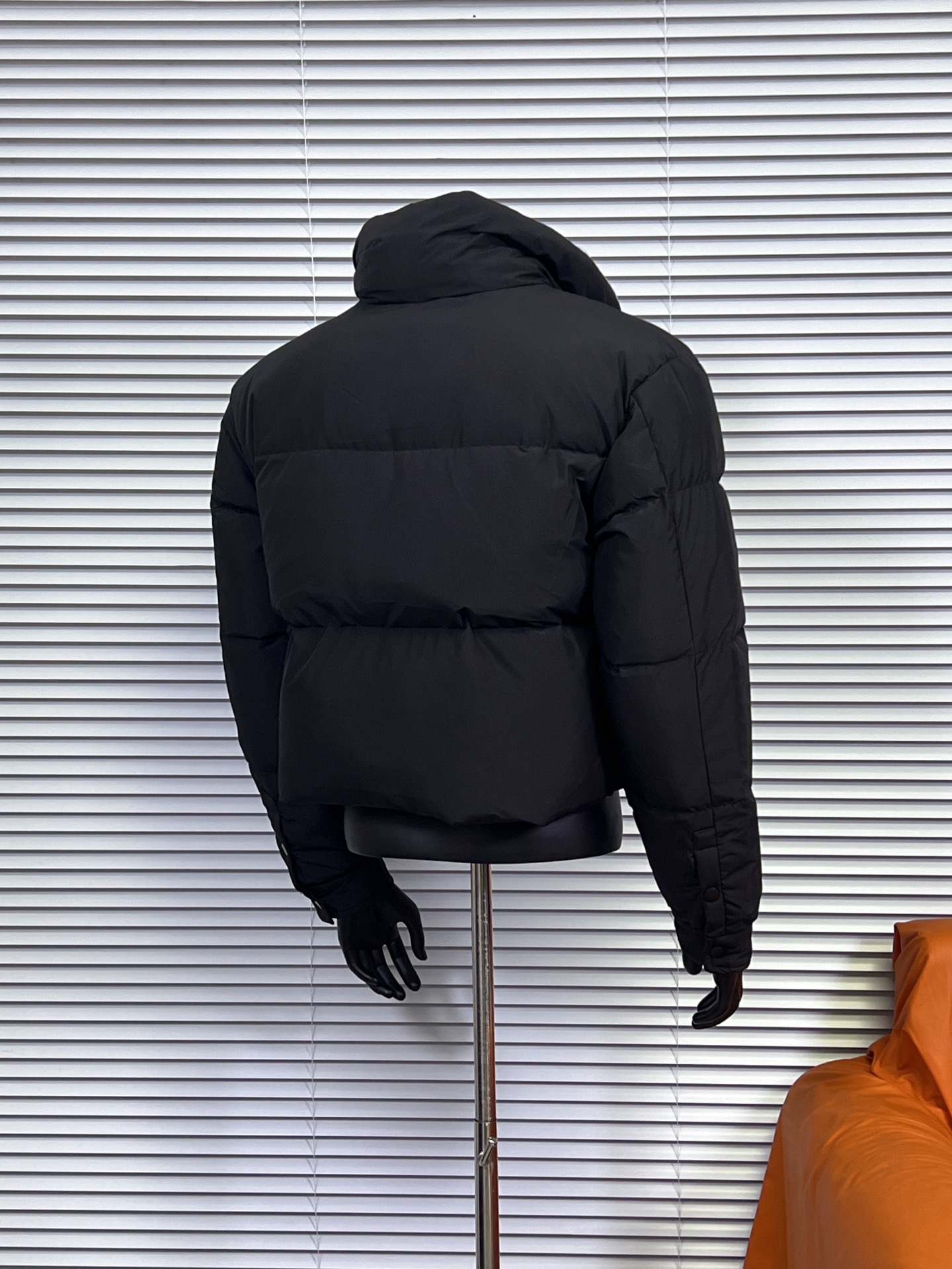 工厂直供💰280
普拉达PRADA 女士短款羽绒服🤫

描述：Prada-短款羽绒服这款羽绒外套采用Re-Nvlon再生尼龙打造，融合现代设计和新颖计的短裁版型。 

材料工艺解析： 
1、"白鸭绒绒加衬给予温暖防护，标志性的涂珐琅金属三角形徽标彰显品牌格调。 
2、创新性Re-Nvlon再生尼龙通过提纯海洋塑料回收物制成，是品牌标志性的面料。 
3、短裁版型鹅绒加衬·立领衬衫袖拉链拉合拉链式嵌线袋织物束绳下摆涂珐琅金属三角形徽标 
4、80%纯白鸭绒，市面独家使用顶级羽绒，绝不吹虚鹅绒等一系列的错误理解 
5、面料: 100% 锦纶; 里料: 100% 锦纶 ，市面最顶级没有之一，一切遵照原版定制。 
6、原代加工厂出品电镀五金，全部原厂定制，非市场各类复刻版，真正做到1:1

颜色：黑色 白色 天蓝色
尺码：36 38 40 42