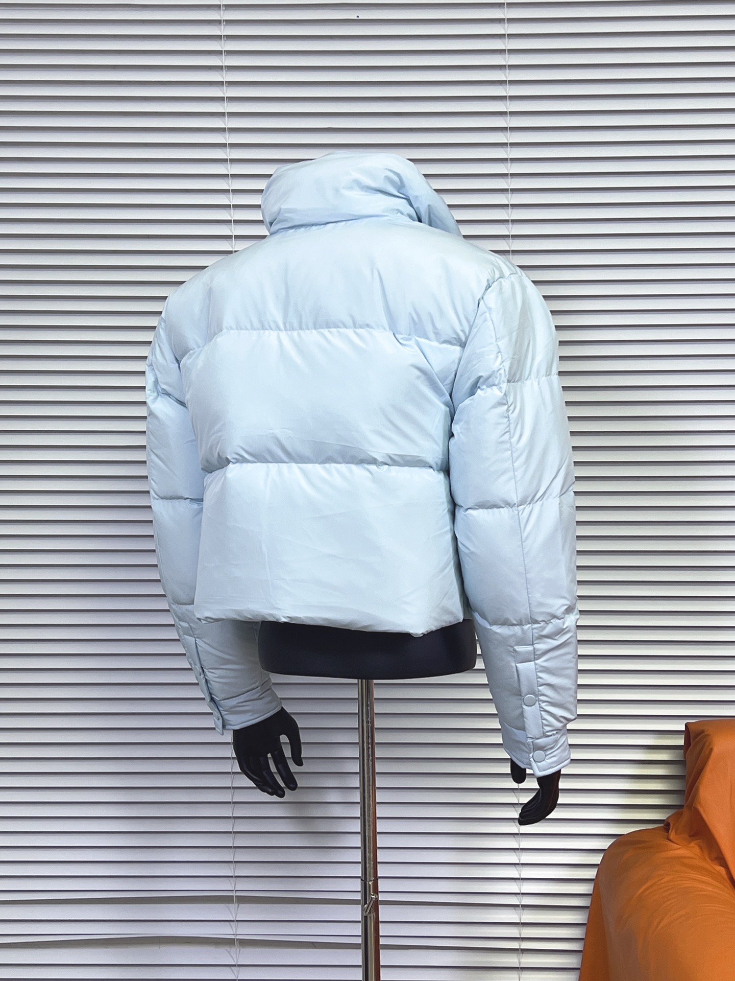 工厂直供💰280
普拉达PRADA 女士短款羽绒服🤫

描述：Prada-短款羽绒服这款羽绒外套采用Re-Nvlon再生尼龙打造，融合现代设计和新颖计的短裁版型。 

材料工艺解析： 
1、"白鸭绒绒加衬给予温暖防护，标志性的涂珐琅金属三角形徽标彰显品牌格调。 
2、创新性Re-Nvlon再生尼龙通过提纯海洋塑料回收物制成，是品牌标志性的面料。 
3、短裁版型鹅绒加衬·立领衬衫袖拉链拉合拉链式嵌线袋织物束绳下摆涂珐琅金属三角形徽标 
4、80%纯白鸭绒，市面独家使用顶级羽绒，绝不吹虚鹅绒等一系列的错误理解 
5、面料: 100% 锦纶; 里料: 100% 锦纶 ，市面最顶级没有之一，一切遵照原版定制。 
6、原代加工厂出品电镀五金，全部原厂定制，非市场各类复刻版，真正做到1:1

颜色：黑色 白色 天蓝色
尺码：36 38 40 42