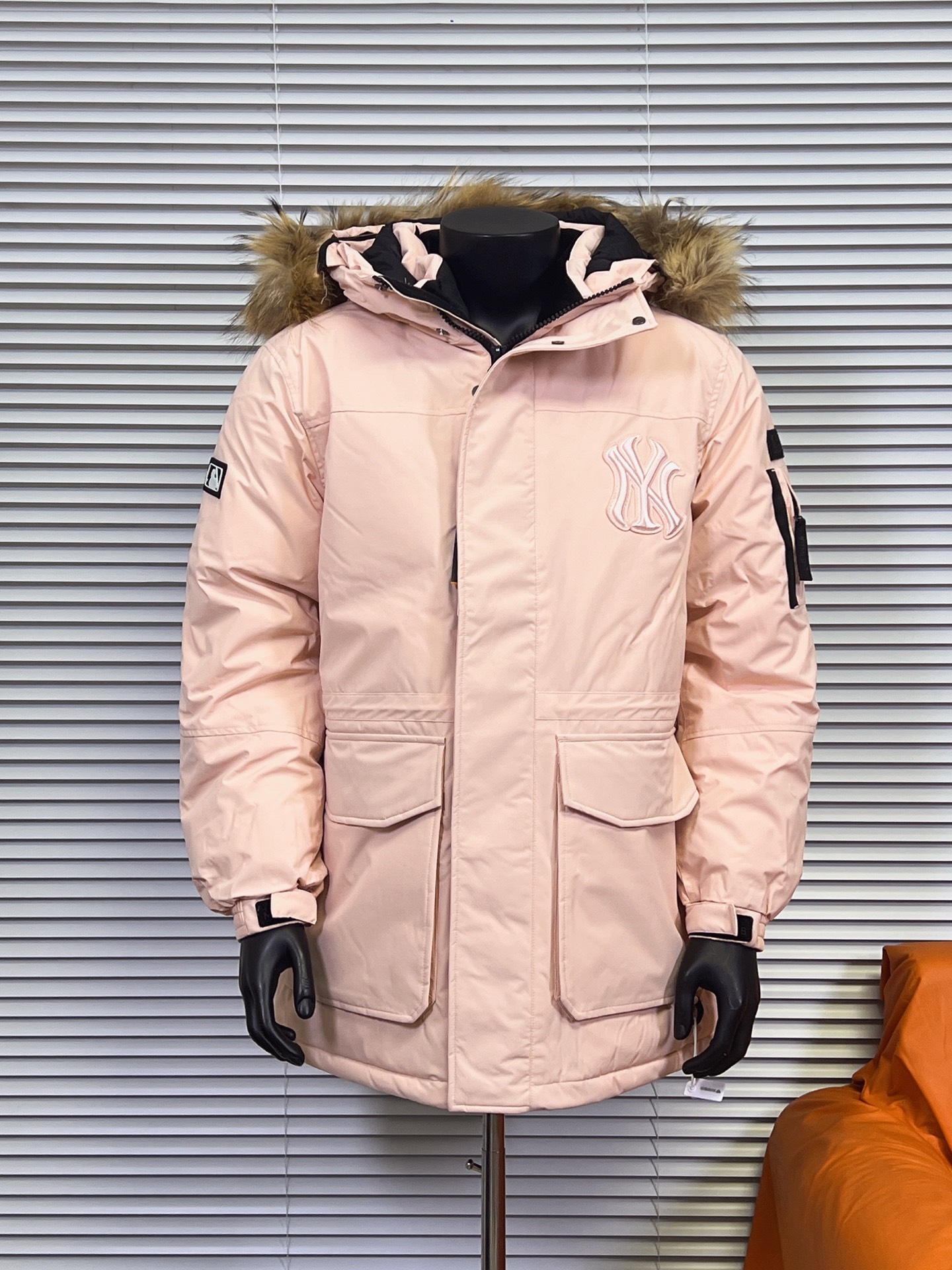 工厂直供 MLB鹅绒带毛领工装羽绒服 ⚠️优质的鸭绒!80%白鸭绒,填充量231g,蓬松度,充绒量,手感各方面都没得挑,几乎感觉不到毛梗,更不用担心钴绒问题! 这件具有极高的保暖性和防风性!同时还具有一定的透气性,并且这种面料,抗皱性非常出色,其次是做工 双层内胆,更加降低了内侧钻绒的可能性,毫不夸张的说,这件衣服的做工,真正牢牢锁佳了羽绒,肩部口袋设计,方便收纳! 最后!连帽自带调节功能,帽子不可拆,毛领可单独拆卸!衣服的细节方面,全部都是客供定制五金辅料,款型属于中等厚度,不是轻薄款,充绒量还是比较足的,衣服厚度各方面都OK! 颜色:白色、军绿、藏青、黑色、粉色