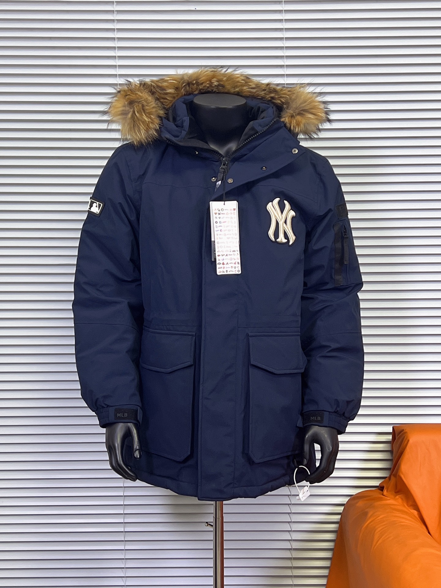 工厂直供 MLB鹅绒带毛领工装羽绒服 ⚠️优质的鸭绒!80%白鸭绒,填充量231g,蓬松度,充绒量,手感各方面都没得挑,几乎感觉不到毛梗,更不用担心钴绒问题! 这件具有极高的保暖性和防风性!同时还具有一定的透气性,并且这种面料,抗皱性非常出色,其次是做工 双层内胆,更加降低了内侧钻绒的可能性,毫不夸张的说,这件衣服的做工,真正牢牢锁佳了羽绒,肩部口袋设计,方便收纳! 最后!连帽自带调节功能,帽子不可拆,毛领可单独拆卸!衣服的细节方面,全部都是客供定制五金辅料,款型属于中等厚度,不是轻薄款,充绒量还是比较足的,衣服厚度各方面都OK! 颜色:白色、军绿、藏青、黑色、粉色