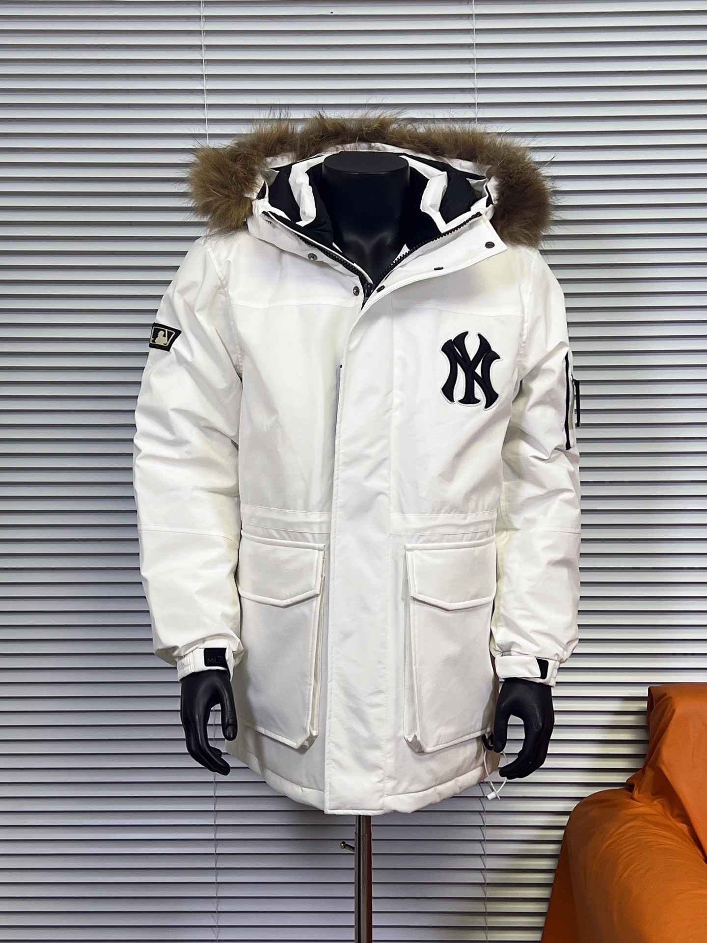 工厂直供 MLB鹅绒带毛领工装羽绒服 ⚠️优质的鸭绒!80%白鸭绒,填充量231g,蓬松度,充绒量,手感各方面都没得挑,几乎感觉不到毛梗,更不用担心钴绒问题! 这件具有极高的保暖性和防风性!同时还具有一定的透气性,并且这种面料,抗皱性非常出色,其次是做工 双层内胆,更加降低了内侧钻绒的可能性,毫不夸张的说,这件衣服的做工,真正牢牢锁佳了羽绒,肩部口袋设计,方便收纳! 最后!连帽自带调节功能,帽子不可拆,毛领可单独拆卸!衣服的细节方面,全部都是客供定制五金辅料,款型属于中等厚度,不是轻薄款,充绒量还是比较足的,衣服厚度各方面都OK! 颜色:白色、军绿、藏青、黑色、粉色