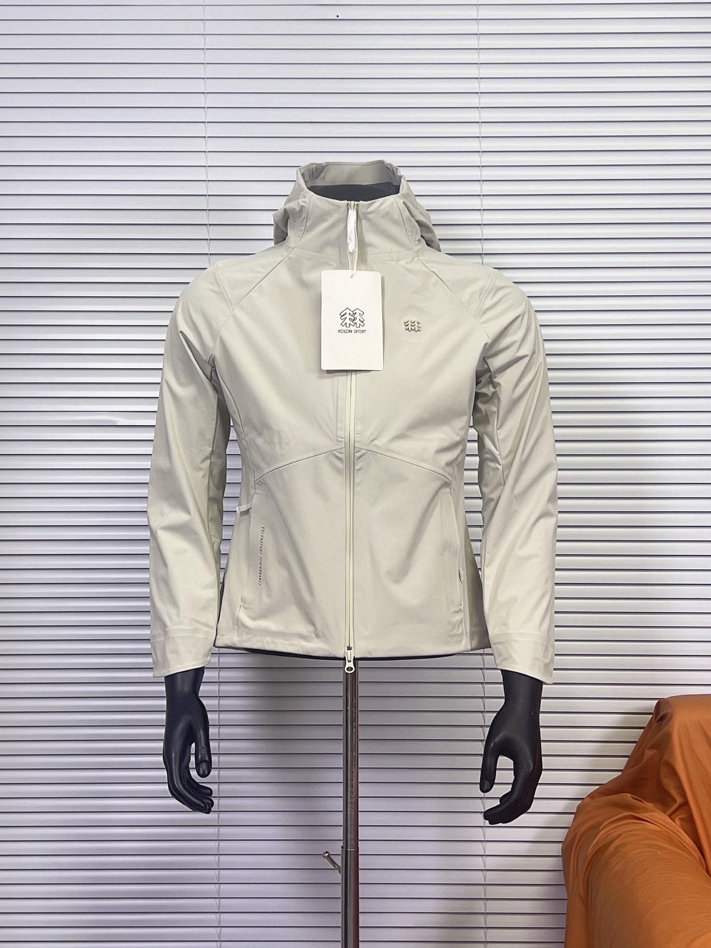 工厂直供💰270
KO LON|可隆软壳压胶冲锋衣|SPORT HIK系列|防风防泼水舒适保暖连帽软壳夹克女款
是一款融合时尚与功能的户外单品,以下为你详细介绍:
• 面料卓越
◦ 防风防泼水:采用先进的软壳面料,犹如一道坚固的屏障,能有效阻挡冷风,即使在大风天气也能让你温暖舒适。同时具备出色的防泼水性能,小雨天气下,雨水会在面料表面形成水珠滚落,让你保持干爽。
◦ 舒适保暖:面料柔软亲肤,穿着体验极佳。部分款式内里采用玉米格聚热舒适暖绒或石墨烯复合面料,能很好地锁住热量,为你抵御寒冷。
• 细节贴心
◦ 连帽设计:帽子带有隐藏式调节扣和显性调节扣,可根据头型及天气状况轻松调整,紧密贴合头部,有效保护脖子和脸颊。
◦ 袖口与下摆:袖口为半橡筋马蹄袖设计,既舒适又能保护手背,还可适配手套;下摆采用松紧抽绳或搭扣加松紧绳双调节设计,可自由调节松紧,防止冷风灌入。
◦ 口袋设计:胸前及两侧设有多个大口袋,配备YKK防泼水拉链,方便存放手机、钥匙等随身物品,安全又实用。
◦ 门襟拉链:门襟使用YKK双向防泼水拉链,并带有护嘴设计,顺滑易拉,防止夹伤皮肤,确保使用安全。
• 版型时尚
◦ 立体裁剪:运用3D立体裁剪工艺,通过多块裁片拼接而成,依据人体工程学原理,使夹克与身体曲线完美贴合,活动时无束缚感。
◦ 修身浮水设计:整体版型偏修身,侧腰双层贴合的浮水设计,巧妙修饰身材曲线,展现女性的柔美与活力