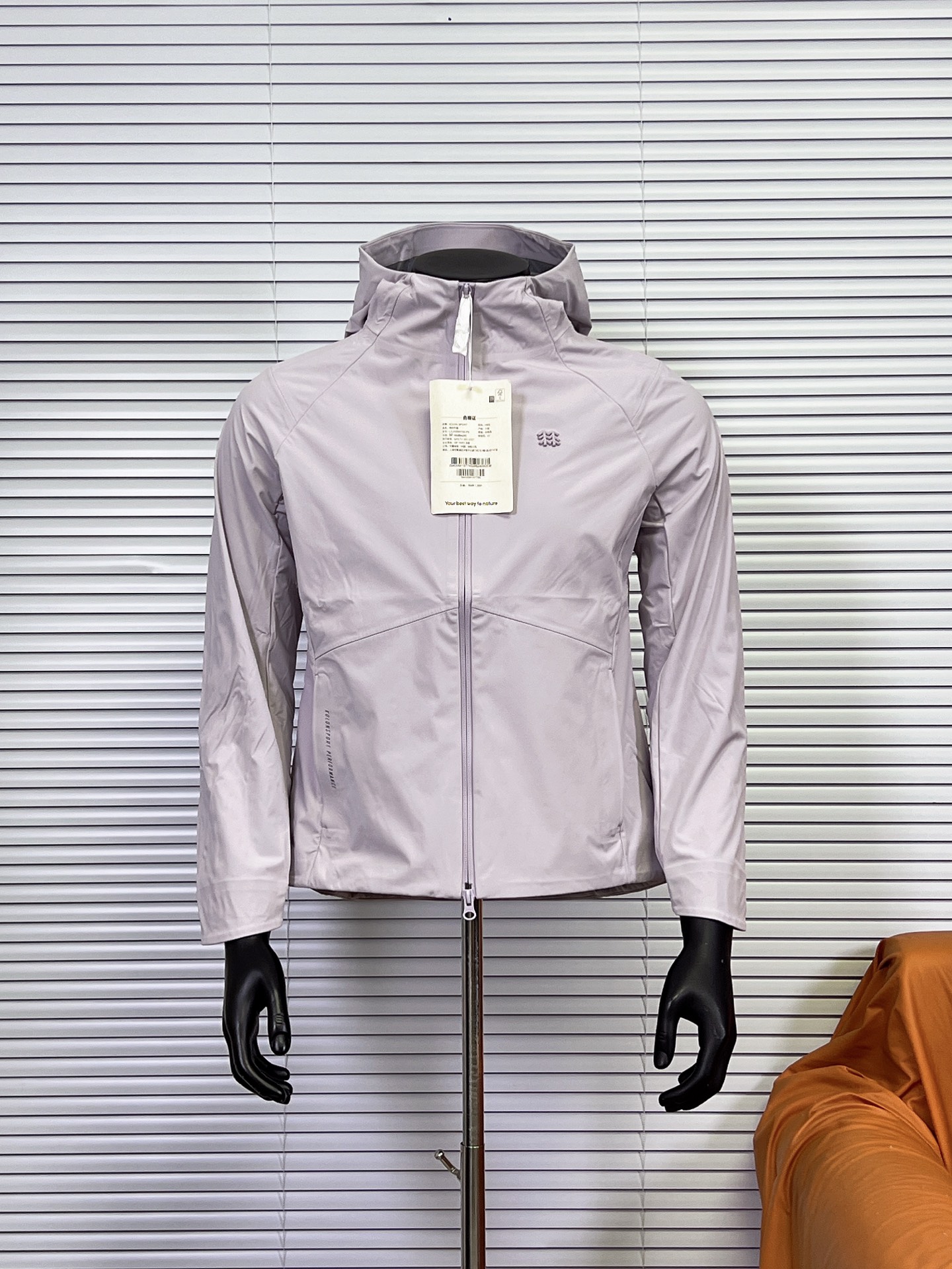 工厂直供💰270
KO LON|可隆软壳压胶冲锋衣|SPORT HIK系列|防风防泼水舒适保暖连帽软壳夹克女款
是一款融合时尚与功能的户外单品,以下为你详细介绍:
• 面料卓越
◦ 防风防泼水:采用先进的软壳面料,犹如一道坚固的屏障,能有效阻挡冷风,即使在大风天气也能让你温暖舒适。同时具备出色的防泼水性能,小雨天气下,雨水会在面料表面形成水珠滚落,让你保持干爽。
◦ 舒适保暖:面料柔软亲肤,穿着体验极佳。部分款式内里采用玉米格聚热舒适暖绒或石墨烯复合面料,能很好地锁住热量,为你抵御寒冷。
• 细节贴心
◦ 连帽设计:帽子带有隐藏式调节扣和显性调节扣,可根据头型及天气状况轻松调整,紧密贴合头部,有效保护脖子和脸颊。
◦ 袖口与下摆:袖口为半橡筋马蹄袖设计,既舒适又能保护手背,还可适配手套;下摆采用松紧抽绳或搭扣加松紧绳双调节设计,可自由调节松紧,防止冷风灌入。
◦ 口袋设计:胸前及两侧设有多个大口袋,配备YKK防泼水拉链,方便存放手机、钥匙等随身物品,安全又实用。
◦ 门襟拉链:门襟使用YKK双向防泼水拉链,并带有护嘴设计,顺滑易拉,防止夹伤皮肤,确保使用安全。
• 版型时尚
◦ 立体裁剪:运用3D立体裁剪工艺,通过多块裁片拼接而成,依据人体工程学原理,使夹克与身体曲线完美贴合,活动时无束缚感。
◦ 修身浮水设计:整体版型偏修身,侧腰双层贴合的浮水设计,巧妙修饰身材曲线,展现女性的柔美与活力