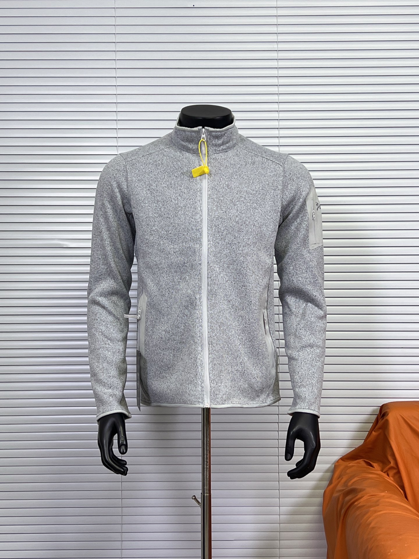 工厂放货💰200
始祖鸟Covert Cardigan 立领抓绒开衫外套
重磅推荐，来自鸟家经典的抓绒衫，柜上2000+都是靠抢的！

1️⃣Polartec® Thermal Pro科技绒，仿生热循环结构锁温提升40%，抗静电抗起球，-10℃贴肤仍羊绒般柔暖。面料轻盈暖糯，保证活动自如又亲肤舒适。内里抓绒，手感柔软舒适的同时又起到了更好的保暖作用。
2️⃣3D立体拼缝，肩背活动量+微收腰线，显瘦不紧绷，西装冲锋衣内搭无痕。
3️⃣隐形式关节补强，高弹氨纶混纺肘腋，登山办公大幅伸展不鼓包。  
4️⃣ 压胶口袋设计，增添了户外服装的元素，安全存放小件必需品的同时，并赋予这款单品经典美感。手臂压胶口袋设计，更是点睛之笔且实用。加高立领，温暖呵护颈脖，连帽带点俏皮，冬天可以更好的防风。可单穿，可叠穿，真的是做到了一衣两穿啊！

尺码：S-XXL
颜色：极地白 幽雾灰绿 银雾绿 夜影蓝 石墨灰 黑灰色