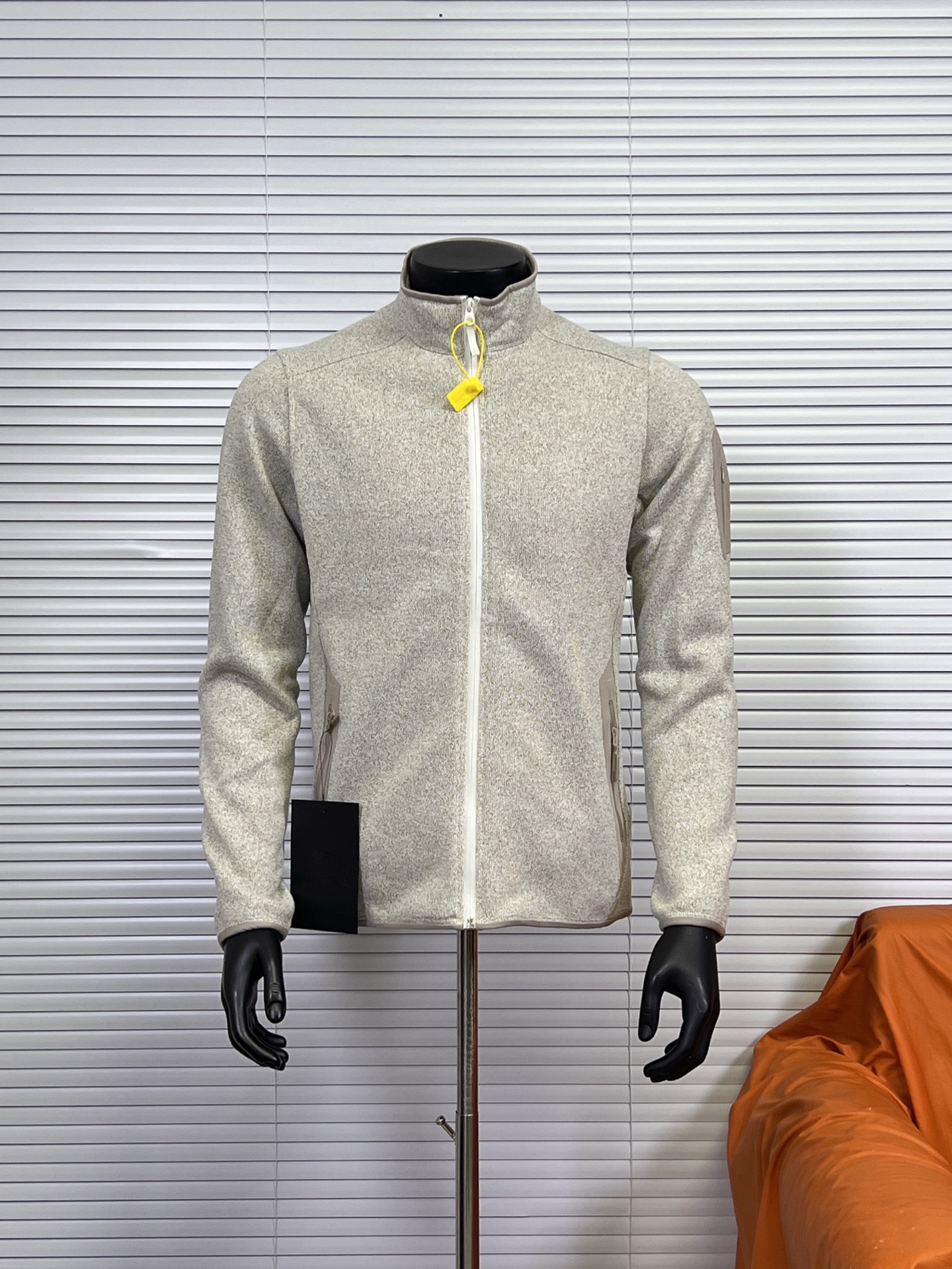 工厂放货💰200
始祖鸟Covert Cardigan 立领抓绒开衫外套
重磅推荐，来自鸟家经典的抓绒衫，柜上2000+都是靠抢的！

1️⃣Polartec® Thermal Pro科技绒，仿生热循环结构锁温提升40%，抗静电抗起球，-10℃贴肤仍羊绒般柔暖。面料轻盈暖糯，保证活动自如又亲肤舒适。内里抓绒，手感柔软舒适的同时又起到了更好的保暖作用。
2️⃣3D立体拼缝，肩背活动量+微收腰线，显瘦不紧绷，西装冲锋衣内搭无痕。
3️⃣隐形式关节补强，高弹氨纶混纺肘腋，登山办公大幅伸展不鼓包。  
4️⃣ 压胶口袋设计，增添了户外服装的元素，安全存放小件必需品的同时，并赋予这款单品经典美感。手臂压胶口袋设计，更是点睛之笔且实用。加高立领，温暖呵护颈脖，连帽带点俏皮，冬天可以更好的防风。可单穿，可叠穿，真的是做到了一衣两穿啊！

尺码：S-XXL
颜色：极地白 幽雾灰绿 银雾绿 夜影蓝 石墨灰 黑灰色