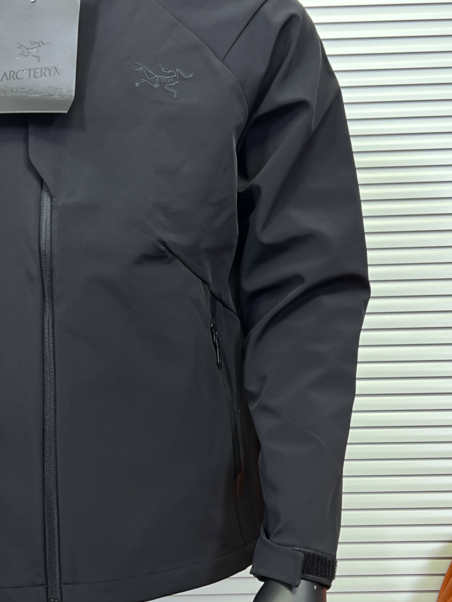 工厂放货💰240 
ARC'TERYX / 始祖鸟新款 CRONIN LNSULATED四色夹克外套
可商务可休闲 简约大方的款式版型  25最新款衣体采用亚洲剪裁方式 货已出，公司多做出的这批货，弄到手真心不容易！大牌！高科技面料！全身的面料是重点！做工方面也是相当复杂，绝非一般小工厂可以完成，！
胸前上品牌logo标刺绣！还有很多很多的高难度细节，比如拼接的地方就有不少 王者面料 防水效果非常非常的不错 强大的精髓 在于这款单冲的功能性！！就是这么的！！！兄弟们收到货就会明白 或者说识货的一看就懂的 这种工艺设计实在为之惊叹！！！我就不介绍了，兄弟们一会欣赏实拍图！  

颜色 : 黑色 破晓蓝 复古绿 宝石蓝
尺码 : M-XXL