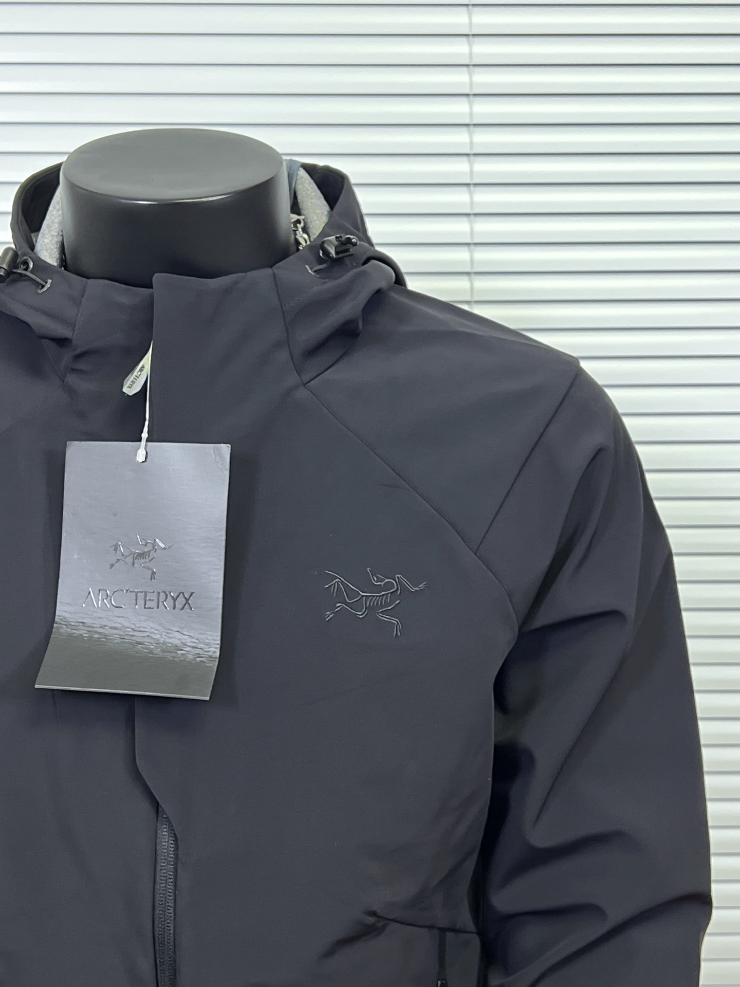 工厂放货💰240 
ARC'TERYX / 始祖鸟新款 CRONIN LNSULATED四色夹克外套
可商务可休闲 简约大方的款式版型  25最新款衣体采用亚洲剪裁方式 货已出，公司多做出的这批货，弄到手真心不容易！大牌！高科技面料！全身的面料是重点！做工方面也是相当复杂，绝非一般小工厂可以完成，！
胸前上品牌logo标刺绣！还有很多很多的高难度细节，比如拼接的地方就有不少 王者面料 防水效果非常非常的不错 强大的精髓 在于这款单冲的功能性！！就是这么的！！！兄弟们收到货就会明白 或者说识货的一看就懂的 这种工艺设计实在为之惊叹！！！我就不介绍了，兄弟们一会欣赏实拍图！  

颜色 : 黑色 破晓蓝 复古绿 宝石蓝
尺码 : M-XXL