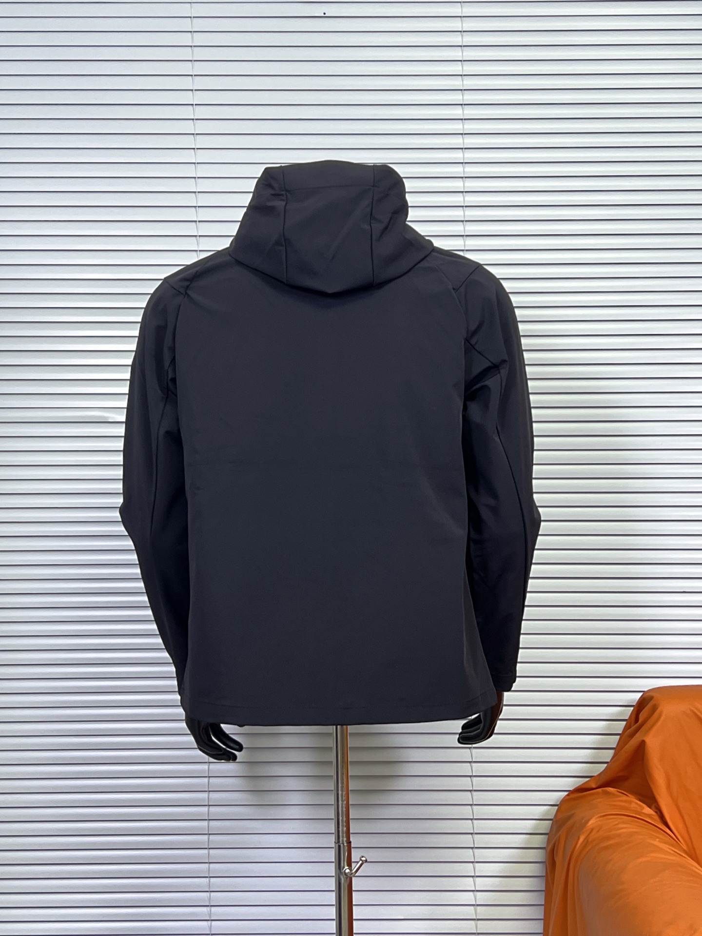 工厂放货💰240 
ARC'TERYX / 始祖鸟新款 CRONIN LNSULATED四色夹克外套
可商务可休闲 简约大方的款式版型  25最新款衣体采用亚洲剪裁方式 货已出，公司多做出的这批货，弄到手真心不容易！大牌！高科技面料！全身的面料是重点！做工方面也是相当复杂，绝非一般小工厂可以完成，！
胸前上品牌logo标刺绣！还有很多很多的高难度细节，比如拼接的地方就有不少 王者面料 防水效果非常非常的不错 强大的精髓 在于这款单冲的功能性！！就是这么的！！！兄弟们收到货就会明白 或者说识货的一看就懂的 这种工艺设计实在为之惊叹！！！我就不介绍了，兄弟们一会欣赏实拍图！  

颜色 : 黑色 破晓蓝 复古绿 宝石蓝
尺码 : M-XXL