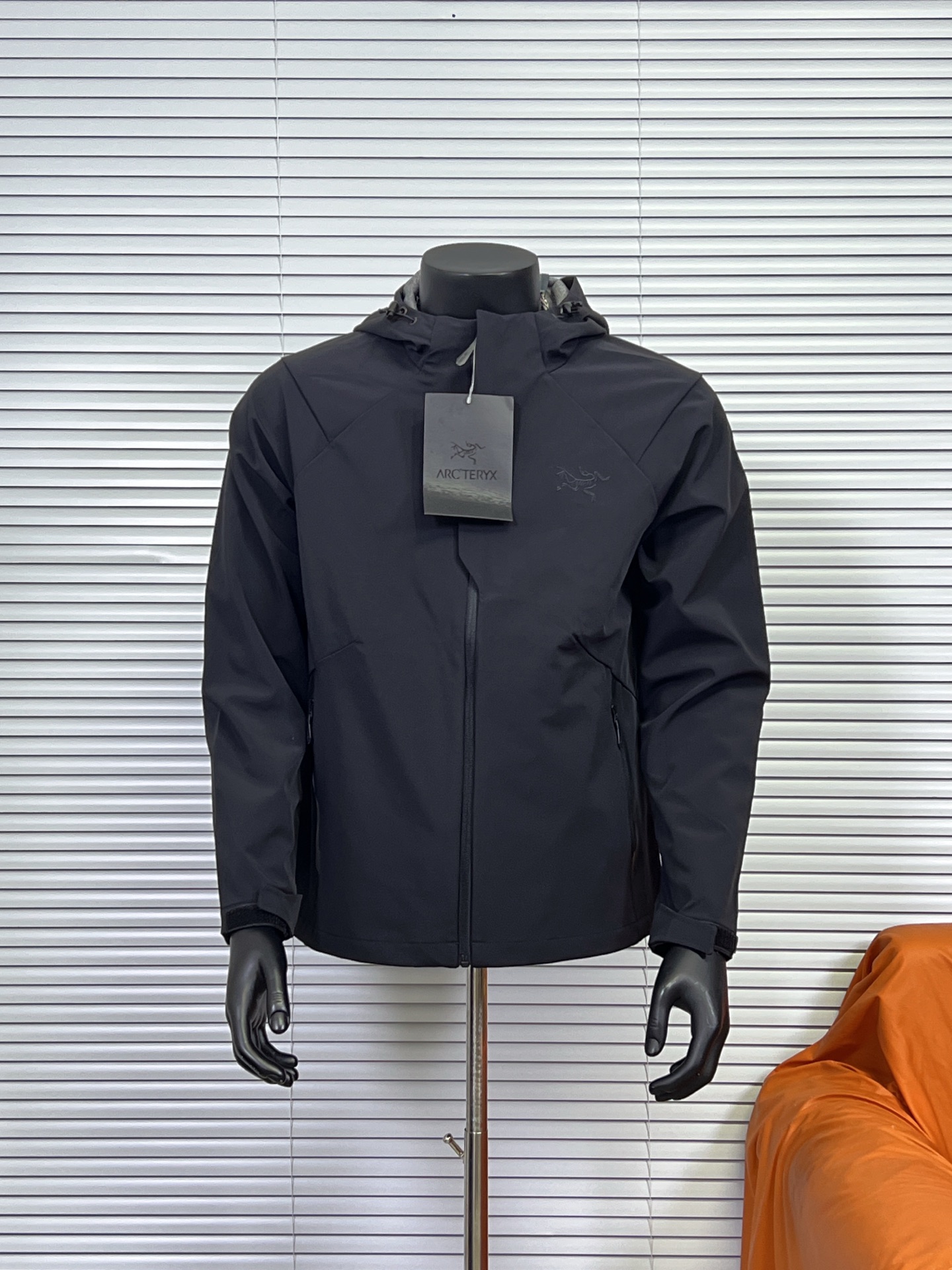 工厂放货💰240 
ARC'TERYX / 始祖鸟新款 CRONIN LNSULATED四色夹克外套
可商务可休闲 简约大方的款式版型  25最新款衣体采用亚洲剪裁方式 货已出，公司多做出的这批货，弄到手真心不容易！大牌！高科技面料！全身的面料是重点！做工方面也是相当复杂，绝非一般小工厂可以完成，！
胸前上品牌logo标刺绣！还有很多很多的高难度细节，比如拼接的地方就有不少 王者面料 防水效果非常非常的不错 强大的精髓 在于这款单冲的功能性！！就是这么的！！！兄弟们收到货就会明白 或者说识货的一看就懂的 这种工艺设计实在为之惊叹！！！我就不介绍了，兄弟们一会欣赏实拍图！  

颜色 : 黑色 破晓蓝 复古绿 宝石蓝
尺码 : M-XXL