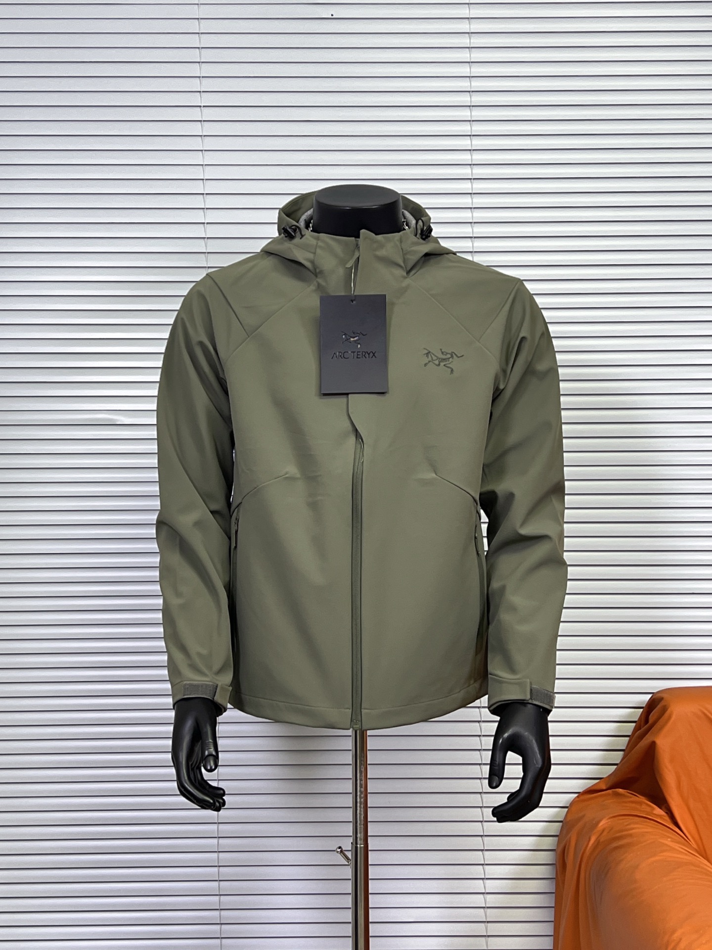 工厂放货💰240 
ARC'TERYX / 始祖鸟新款 CRONIN LNSULATED四色夹克外套
可商务可休闲 简约大方的款式版型  25最新款衣体采用亚洲剪裁方式 货已出，公司多做出的这批货，弄到手真心不容易！大牌！高科技面料！全身的面料是重点！做工方面也是相当复杂，绝非一般小工厂可以完成，！
胸前上品牌logo标刺绣！还有很多很多的高难度细节，比如拼接的地方就有不少 王者面料 防水效果非常非常的不错 强大的精髓 在于这款单冲的功能性！！就是这么的！！！兄弟们收到货就会明白 或者说识货的一看就懂的 这种工艺设计实在为之惊叹！！！我就不介绍了，兄弟们一会欣赏实拍图！  

颜色 : 黑色 复古绿 破晓蓝 宝石蓝
尺码 : M-XXL