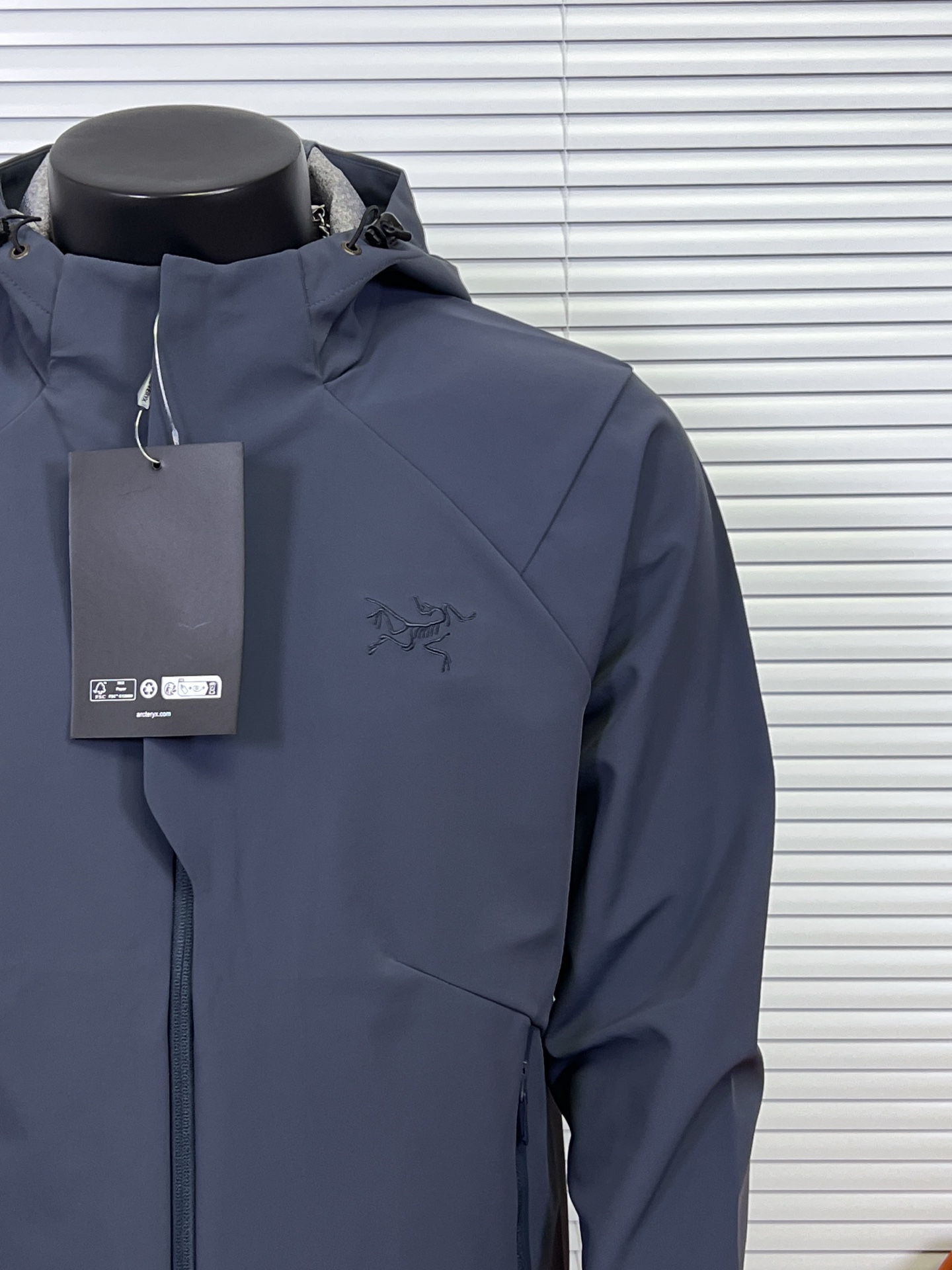 工厂放货💰240
ARC'TERYX / 始祖鸟新款 CRONIN LNSULATED四色夹克外套
可商务可休闲 简约大方的款式版型  25最新款衣体采用亚洲剪裁方式 货已出，公司多做出的这批货，弄到手真心不容易！大牌！高科技面料！全身的面料是重点！做工方面也是相当复杂，绝非一般小工厂可以完成， 胸前上品牌logo标刺绣！还有很多很多的高难度细节，比如拼接的地方就有不少 王者面料 防水效果非常非常的不错 强大的精髓 在于这款单冲的功能性！！就是这么的！！！兄弟们收到货就会明白 或者说识货的一看就懂的 这种工艺设计实在为之惊叹！！！我就不介绍了，兄弟们一会欣赏实拍图！  

颜色 : 黑色 复古绿 破晓蓝 宝石蓝
尺码 : M-XXL