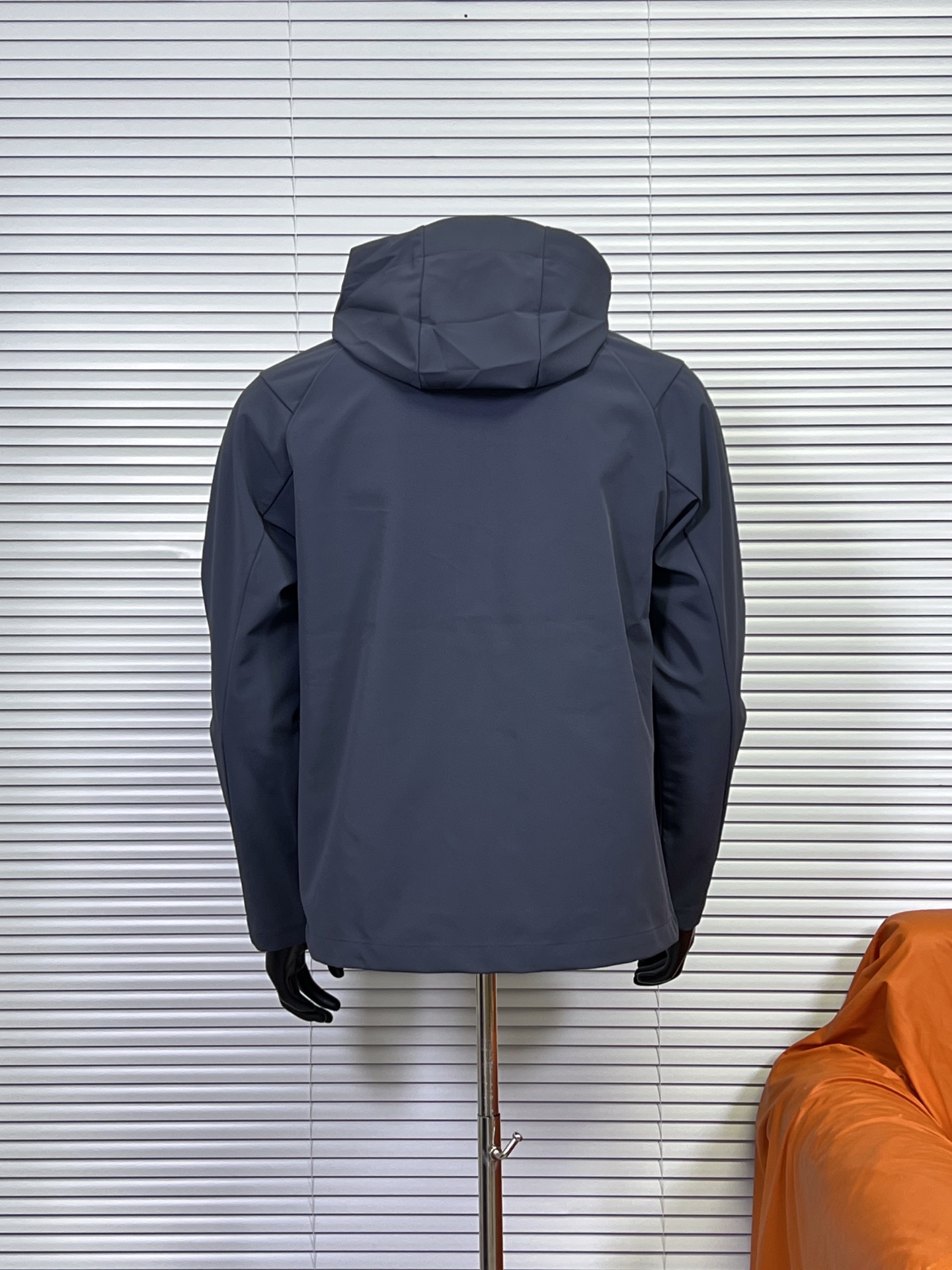 工厂放货💰240
ARC'TERYX / 始祖鸟新款 CRONIN LNSULATED四色夹克外套
可商务可休闲 简约大方的款式版型  25最新款衣体采用亚洲剪裁方式 货已出，公司多做出的这批货，弄到手真心不容易！大牌！高科技面料！全身的面料是重点！做工方面也是相当复杂，绝非一般小工厂可以完成， 胸前上品牌logo标刺绣！还有很多很多的高难度细节，比如拼接的地方就有不少 王者面料 防水效果非常非常的不错 强大的精髓 在于这款单冲的功能性！！就是这么的！！！兄弟们收到货就会明白 或者说识货的一看就懂的 这种工艺设计实在为之惊叹！！！我就不介绍了，兄弟们一会欣赏实拍图！  

颜色 : 黑色 复古绿 破晓蓝 宝石蓝
尺码 : M-XXL