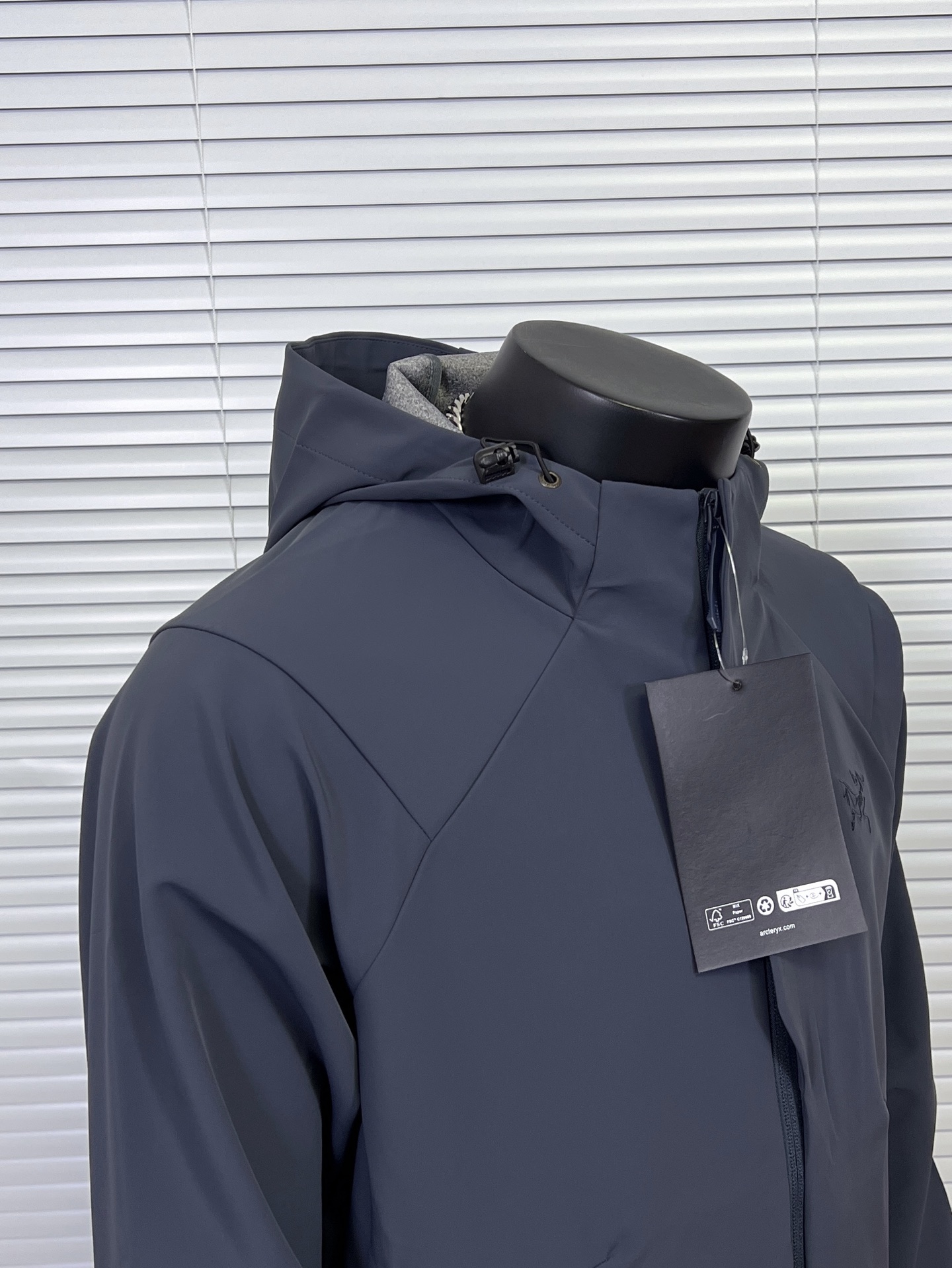 工厂放货💰240
ARC'TERYX / 始祖鸟新款 CRONIN LNSULATED四色夹克外套
可商务可休闲 简约大方的款式版型  25最新款衣体采用亚洲剪裁方式 货已出，公司多做出的这批货，弄到手真心不容易！大牌！高科技面料！全身的面料是重点！做工方面也是相当复杂，绝非一般小工厂可以完成， 胸前上品牌logo标刺绣！还有很多很多的高难度细节，比如拼接的地方就有不少 王者面料 防水效果非常非常的不错 强大的精髓 在于这款单冲的功能性！！就是这么的！！！兄弟们收到货就会明白 或者说识货的一看就懂的 这种工艺设计实在为之惊叹！！！我就不介绍了，兄弟们一会欣赏实拍图！  

颜色 : 黑色 复古绿 破晓蓝 宝石蓝
尺码 : M-XXL