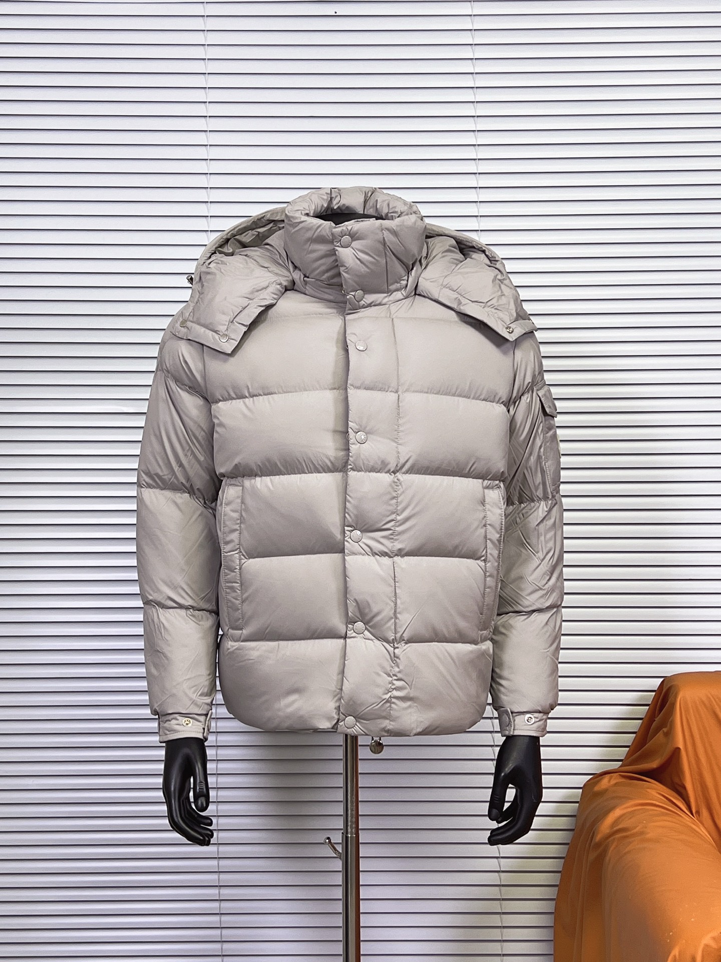 工厂放货💰400/450两个版本
盟可睐Moncler/蒙口 826系列 Maya70周年雾面羽绒服 经典连帽羽绒服
经典中的经典百搭时尚款
从开五金模具到面料已百分百还原ZP可放心充正P
光泽度和支数密度百分百还原，做到你穿去商圈或者逛专柜无压力
电镀和用料到克重百分百还原 支持对比原版。 

颜色：黑色 白色 哑光灰 浅粉色
尺码：0-4