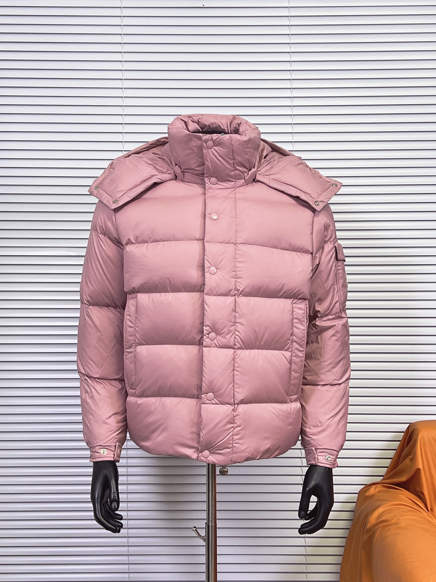 工厂放货💰400/450两个版本
盟可睐Moncler/蒙口 826系列 Maya70周年雾面羽绒服 经典连帽羽绒服
经典中的经典百搭时尚款
从开五金模具到面料已百分百还原ZP可放心充正P
光泽度和支数密度百分百还原,做到你穿去商圈或者逛专柜无压力
电镀和用料到克重百分百还原 支持对比原版。
颜色:黑色 白色 哑光灰 浅粉色
尺码:0-4