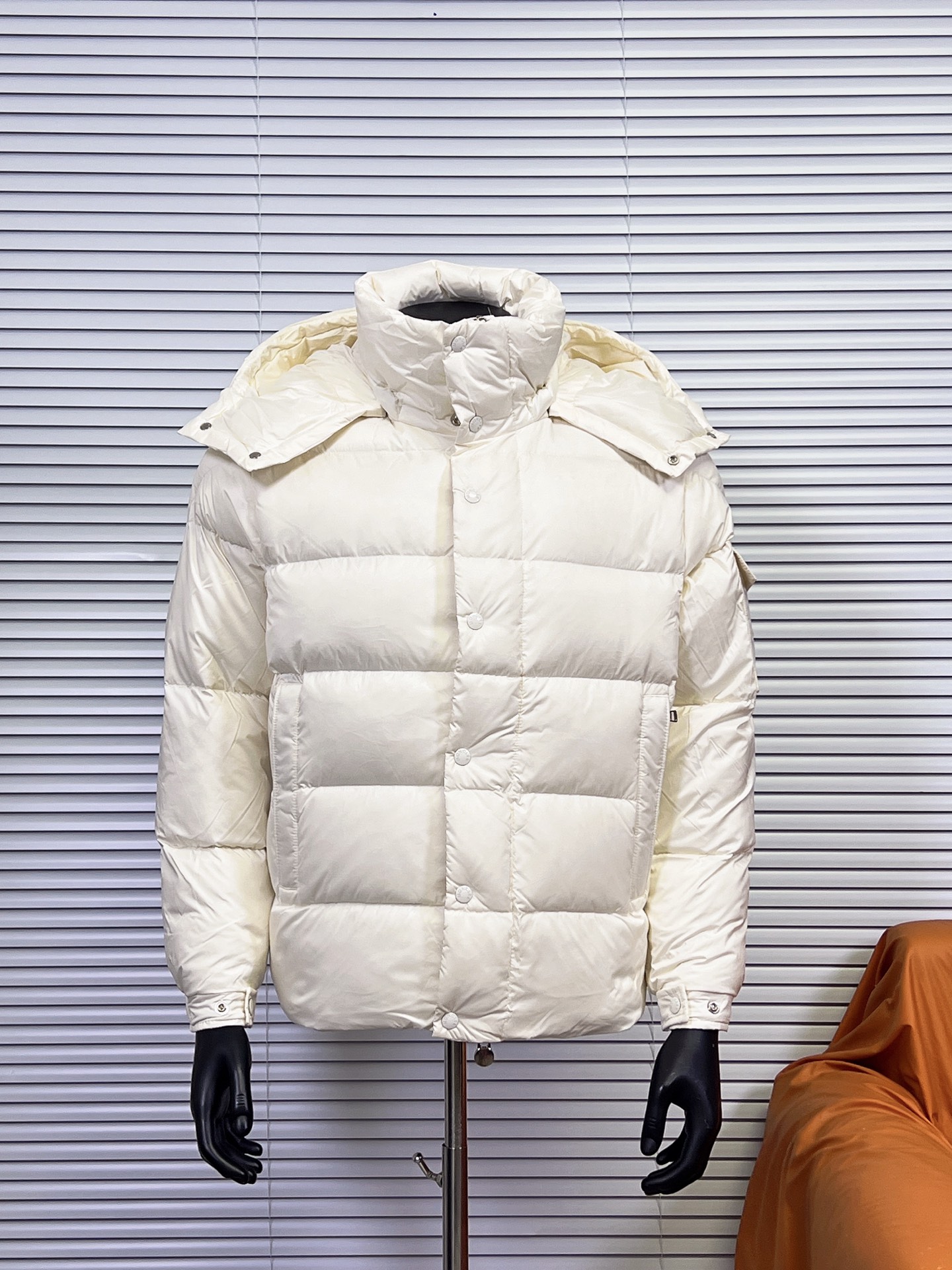 工厂放货💰400/450两个版本
盟可睐Moncler/蒙口 826系列 Maya70周年雾面羽绒服 经典连帽羽绒服
经典中的经典百搭时尚款
从开五金模具到面料已百分百还原ZP可放心充正P
光泽度和支数密度百分百还原,做到你穿去商圈或者逛专柜无压力
电镀和用料到克重百分百还原 支持对比原版。
颜色:黑色 白色 哑光灰 浅粉色
尺码:0-4