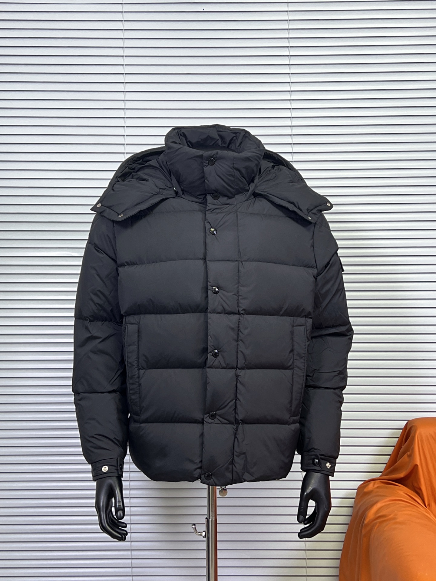 工厂放货💰400/450两个版本
盟可睐Moncler/蒙口 826系列 Maya70周年雾面羽绒服 经典连帽羽绒服
经典中的经典百搭时尚款
从开五金模具到面料已百分百还原ZP可放心充正P
光泽度和支数密度百分百还原,做到你穿去商圈或者逛专柜无压力
电镀和用料到克重百分百还原 支持对比原版。
颜色:黑色 白色 哑光灰 浅粉色
尺码:0-4