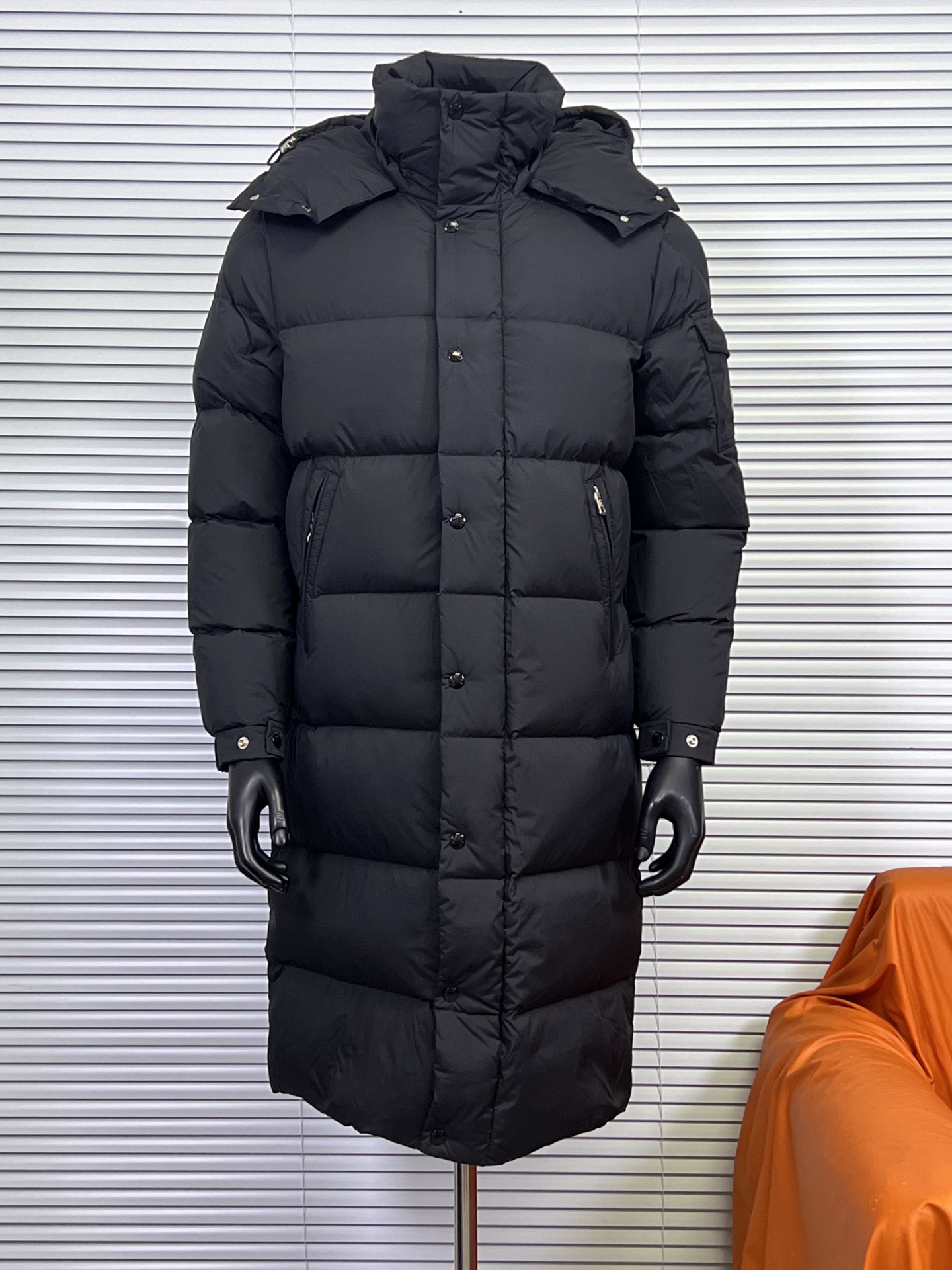工厂放货💰480
盟可睐Moncler/蒙口 828系列 Hanoverian长款雾面羽绒服情侣款 经典连帽羽绒服
经典中的经典百搭时尚款
从开五金模具到面料已百分百还原ZP可放心充正P
光泽度和支数密度百分百还原，做到你穿去商圈或者逛专柜无压力
电镀和用料到克重百分百还原 支持对比原版。 

颜色：黑色
尺码：0-4