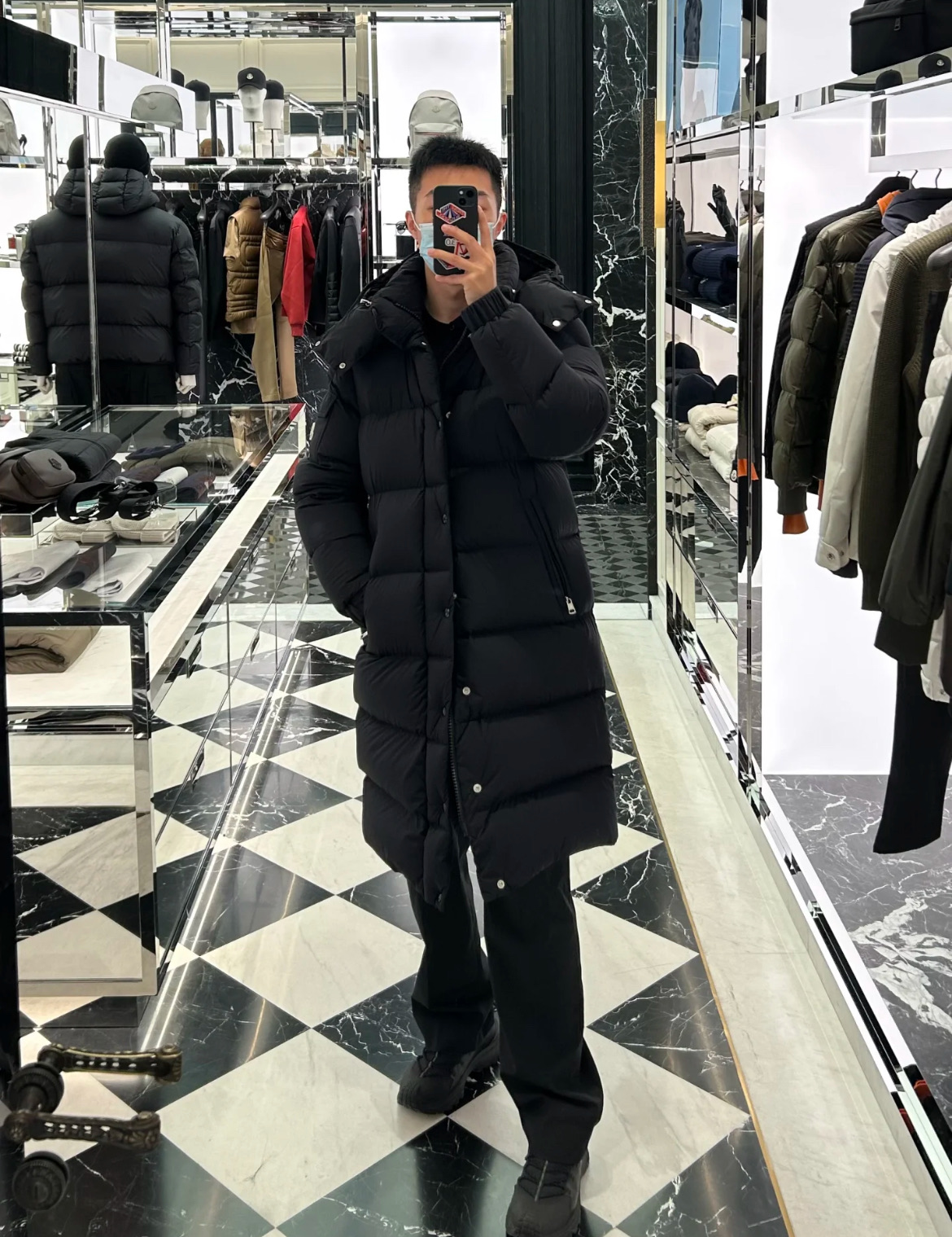 #上身效果
盟可睐Moncler/蒙口 828系列 Hanoverian长款雾面羽绒服情侣款 经典连帽羽绒服
经典中的经典百搭时尚款
从开五金模具到面料已百分百还原ZP可放心充正P
光泽度和支数密度百分百还原,做到你穿去商圈或者逛专柜无压力!
电镀和用料到克重百分百还原 支持对比原版。
颜色:黑色
尺码:0-4