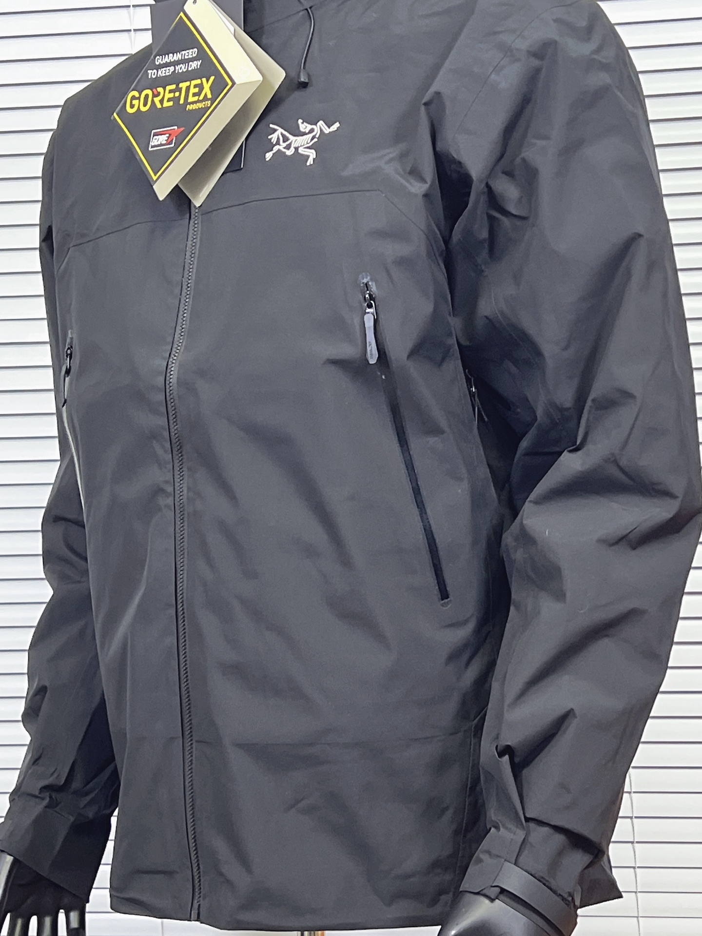 工厂放货💰380
三合一冲锋衣羽绒服【LW款】Arcteryx始祖betalightweight2025 新款新配色登山骨外冲锋衣
Arcteryx始祖鸟beta lightweight男女防水防风透气连帽休闲夹克外套男款
系列连帽城市户外轻量化防风防水简约纯色百搭夹克冲锋衣，采用bluesign@认人证的采用带经编背村 N40P'3LGORE-TEX面料，
轻量高性能，轻薄而耐磨，防风、防水且透气，适用于多种活动和环境!
胸前采用ARC TERYX徽标四次压胶工艺，整衣3D立体仿生学设计衣长臂弯Tri-Durance防水防雨面料，全套客包邮辅料，腋下YKK双向拉链，自行区别市面低版本，硬核货，强力推荐入手，上身效果巨好。

内胆90白鸭绒，可拆内胆，可当独立羽绒服穿着。保暖性和舒适性各方面都叫人无话可说！

颜色：经典黑 银幻紫  破晓蓝 球藻绿 葳藤棕
尺码：S-XXL