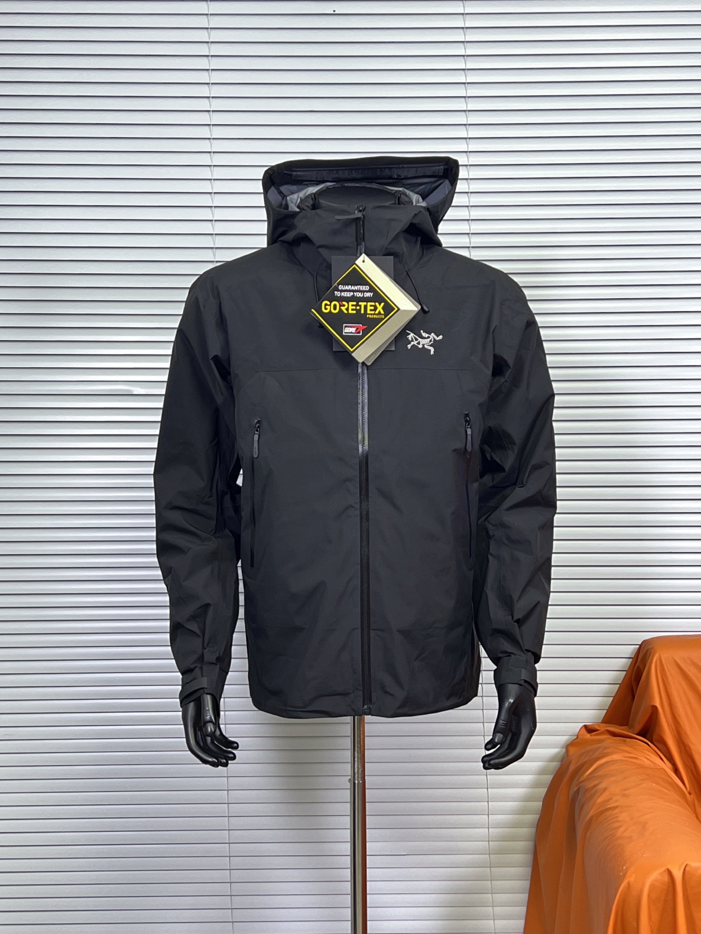 工厂放货💰380
三合一冲锋衣羽绒服【LW款】Arcteryx始祖betalightweight2025 新款新配色登山骨外冲锋衣
Arcteryx始祖鸟beta lightweight男女防水防风透气连帽休闲夹克外套男款
系列连帽城市户外轻量化防风防水简约纯色百搭夹克冲锋衣，采用bluesign@认人证的采用带经编背村 N40P'3LGORE-TEX面料，
轻量高性能，轻薄而耐磨，防风、防水且透气，适用于多种活动和环境!
胸前采用ARC TERYX徽标四次压胶工艺，整衣3D立体仿生学设计衣长臂弯Tri-Durance防水防雨面料，全套客包邮辅料，腋下YKK双向拉链，自行区别市面低版本，硬核货，强力推荐入手，上身效果巨好。

内胆90白鸭绒，可拆内胆，可当独立羽绒服穿着。保暖性和舒适性各方面都叫人无话可说！

颜色：经典黑 银幻紫  破晓蓝 球藻绿 葳藤棕
尺码：S-XXL