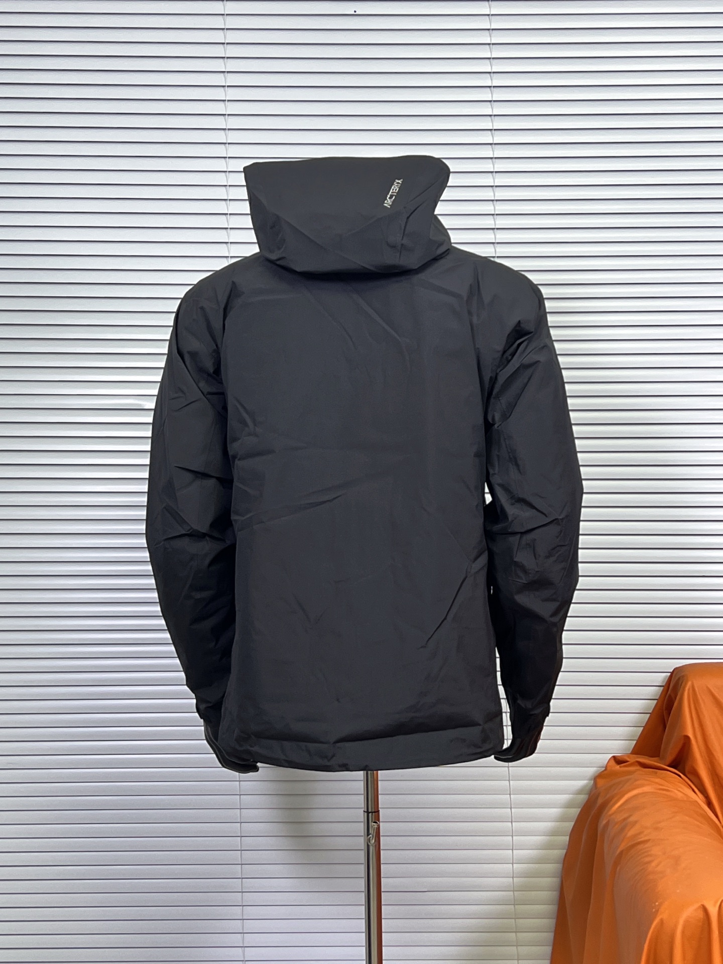 工厂放货💰380
三合一冲锋衣羽绒服【LW款】Arcteryx始祖betalightweight2025 新款新配色登山骨外冲锋衣
Arcteryx始祖鸟beta lightweight男女防水防风透气连帽休闲夹克外套男款
系列连帽城市户外轻量化防风防水简约纯色百搭夹克冲锋衣，采用bluesign@认人证的采用带经编背村 N40P'3LGORE-TEX面料，
轻量高性能，轻薄而耐磨，防风、防水且透气，适用于多种活动和环境!
胸前采用ARC TERYX徽标四次压胶工艺，整衣3D立体仿生学设计衣长臂弯Tri-Durance防水防雨面料，全套客包邮辅料，腋下YKK双向拉链，自行区别市面低版本，硬核货，强力推荐入手，上身效果巨好。

内胆90白鸭绒，可拆内胆，可当独立羽绒服穿着。保暖性和舒适性各方面都叫人无话可说！

颜色：经典黑 银幻紫  破晓蓝 球藻绿 葳藤棕
尺码：S-XXL