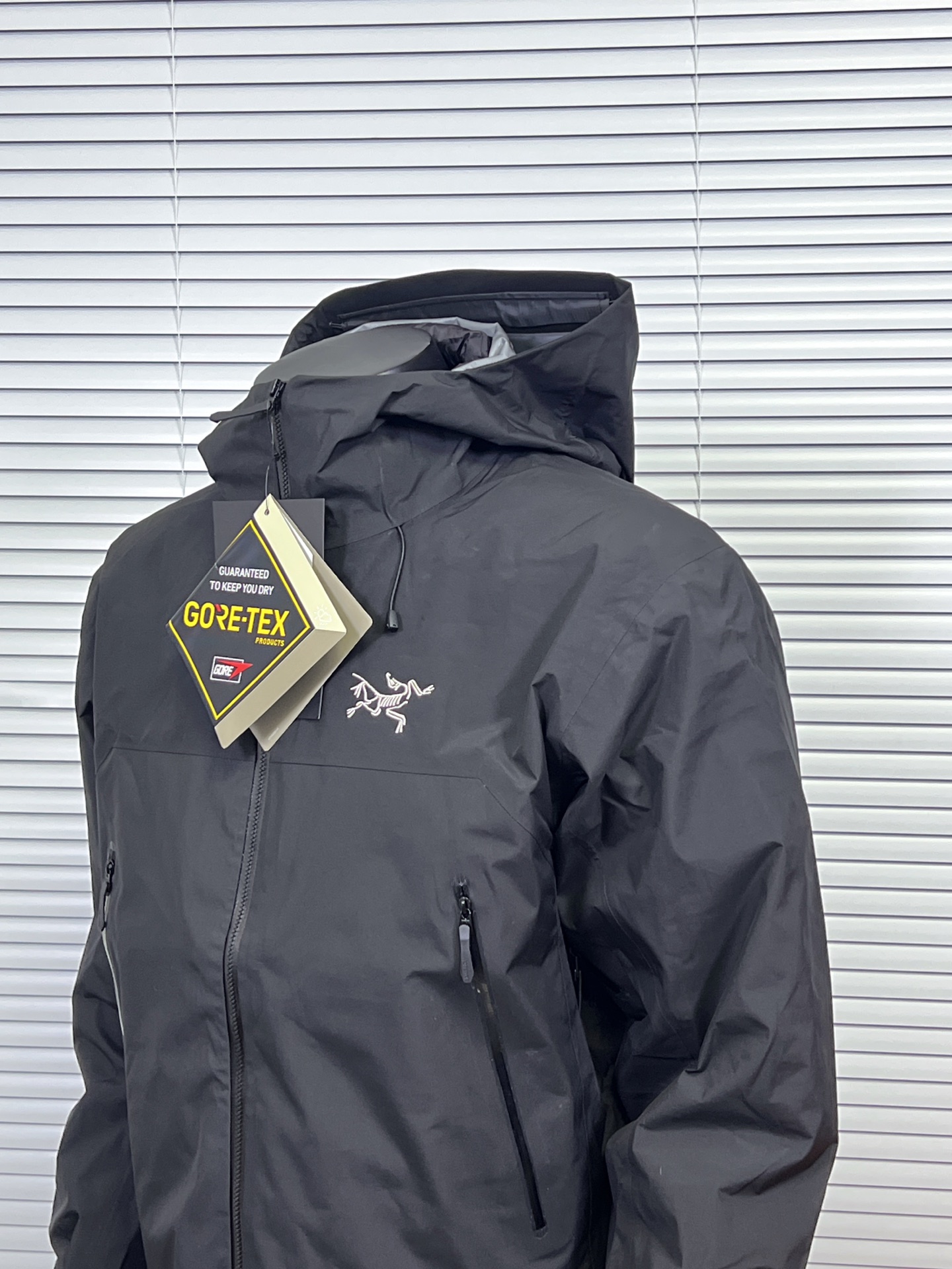 工厂放货💰380
三合一冲锋衣羽绒服【LW款】Arcteryx始祖betalightweight2025 新款新配色登山骨外冲锋衣
Arcteryx始祖鸟beta lightweight男女防水防风透气连帽休闲夹克外套男款
系列连帽城市户外轻量化防风防水简约纯色百搭夹克冲锋衣，采用bluesign@认人证的采用带经编背村 N40P'3LGORE-TEX面料，
轻量高性能，轻薄而耐磨，防风、防水且透气，适用于多种活动和环境!
胸前采用ARC TERYX徽标四次压胶工艺，整衣3D立体仿生学设计衣长臂弯Tri-Durance防水防雨面料，全套客包邮辅料，腋下YKK双向拉链，自行区别市面低版本，硬核货，强力推荐入手，上身效果巨好。

内胆90白鸭绒，可拆内胆，可当独立羽绒服穿着。保暖性和舒适性各方面都叫人无话可说！

颜色：经典黑 银幻紫  破晓蓝 球藻绿 葳藤棕
尺码：S-XXL