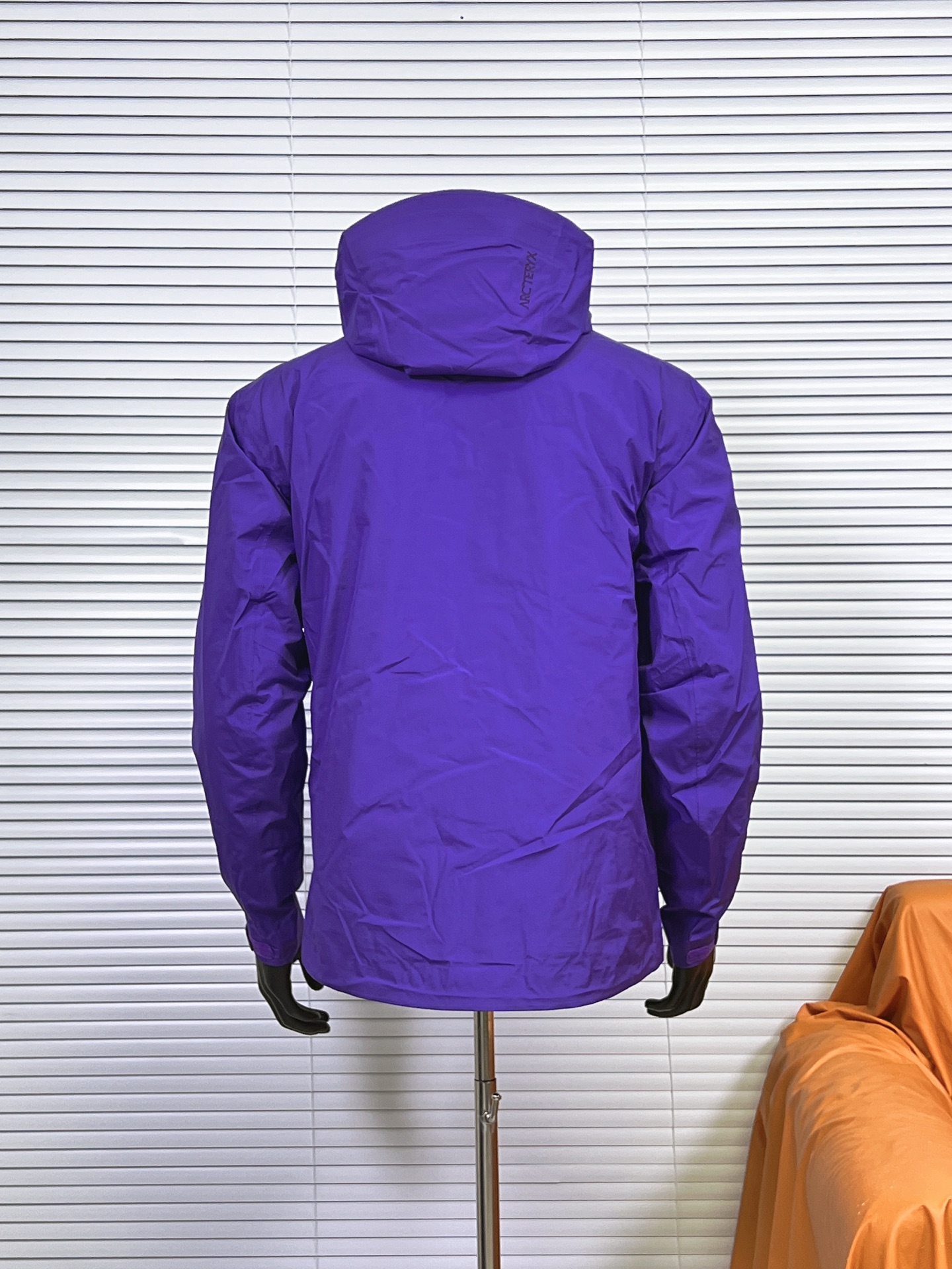 工厂放货💰380
三合一冲锋衣羽绒服【LW款】Arcteryx始祖betalightweight2025 新款新配色登山骨外冲锋衣
Arcteryx始祖鸟beta lightweight男女防水防风透气连帽休闲夹克外套男款
系列连帽城市户外轻量化防风防水简约纯色百搭夹克冲锋衣，采用bluesign@认人证的采用带经编背村 N40P'3LGORE-TEX面料，
轻量高性能，轻薄而耐磨，防风、防水且透气，适用于多种活动和环境!
胸前采用ARC TERYX徽标四次压胶工艺，整衣3D立体仿生学设计衣长臂弯Tri-Durance防水防雨面料，全套客包邮辅料，腋下YKK双向拉链，自行区别市面低版本，硬核货，强力推荐入手，上身效果巨好。

内胆90白鸭绒，可拆内胆，可当独立羽绒服穿着。保暖性和舒适性各方面都叫人无话可说！

颜色：经典黑 银幻紫  破晓蓝 球藻绿 葳藤棕
尺码：S-XXL