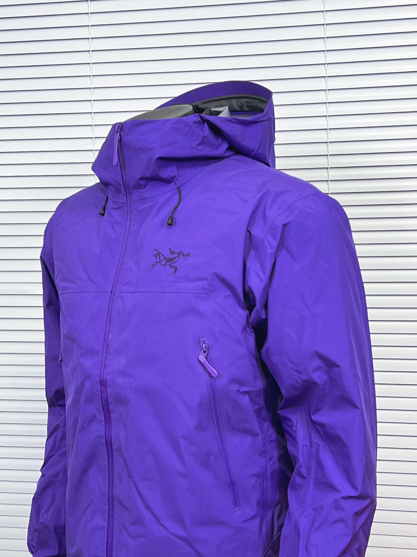 工厂放货💰380
三合一冲锋衣羽绒服【LW款】Arcteryx始祖betalightweight2025 新款新配色登山骨外冲锋衣
Arcteryx始祖鸟beta lightweight男女防水防风透气连帽休闲夹克外套男款
系列连帽城市户外轻量化防风防水简约纯色百搭夹克冲锋衣，采用bluesign@认人证的采用带经编背村 N40P'3LGORE-TEX面料，
轻量高性能，轻薄而耐磨，防风、防水且透气，适用于多种活动和环境!
胸前采用ARC TERYX徽标四次压胶工艺，整衣3D立体仿生学设计衣长臂弯Tri-Durance防水防雨面料，全套客包邮辅料，腋下YKK双向拉链，自行区别市面低版本，硬核货，强力推荐入手，上身效果巨好。

内胆90白鸭绒，可拆内胆，可当独立羽绒服穿着。保暖性和舒适性各方面都叫人无话可说！

颜色：经典黑 银幻紫  破晓蓝 球藻绿 葳藤棕
尺码：S-XXL