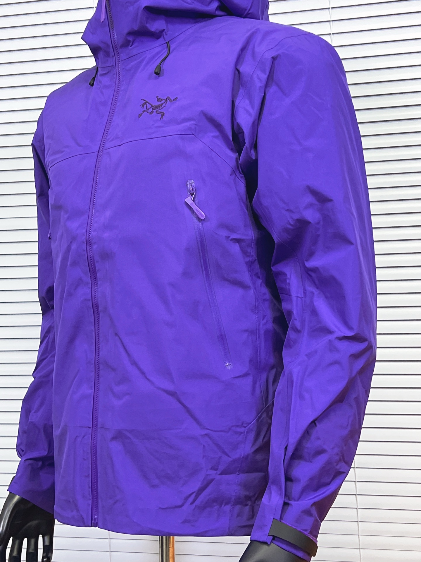 工厂放货💰380
三合一冲锋衣羽绒服【LW款】Arcteryx始祖betalightweight2025 新款新配色登山骨外冲锋衣
Arcteryx始祖鸟beta lightweight男女防水防风透气连帽休闲夹克外套男款
系列连帽城市户外轻量化防风防水简约纯色百搭夹克冲锋衣，采用bluesign@认人证的采用带经编背村 N40P'3LGORE-TEX面料，
轻量高性能，轻薄而耐磨，防风、防水且透气，适用于多种活动和环境!
胸前采用ARC TERYX徽标四次压胶工艺，整衣3D立体仿生学设计衣长臂弯Tri-Durance防水防雨面料，全套客包邮辅料，腋下YKK双向拉链，自行区别市面低版本，硬核货，强力推荐入手，上身效果巨好。

内胆90白鸭绒，可拆内胆，可当独立羽绒服穿着。保暖性和舒适性各方面都叫人无话可说！

颜色：经典黑 银幻紫  破晓蓝 球藻绿 葳藤棕
尺码：S-XXL