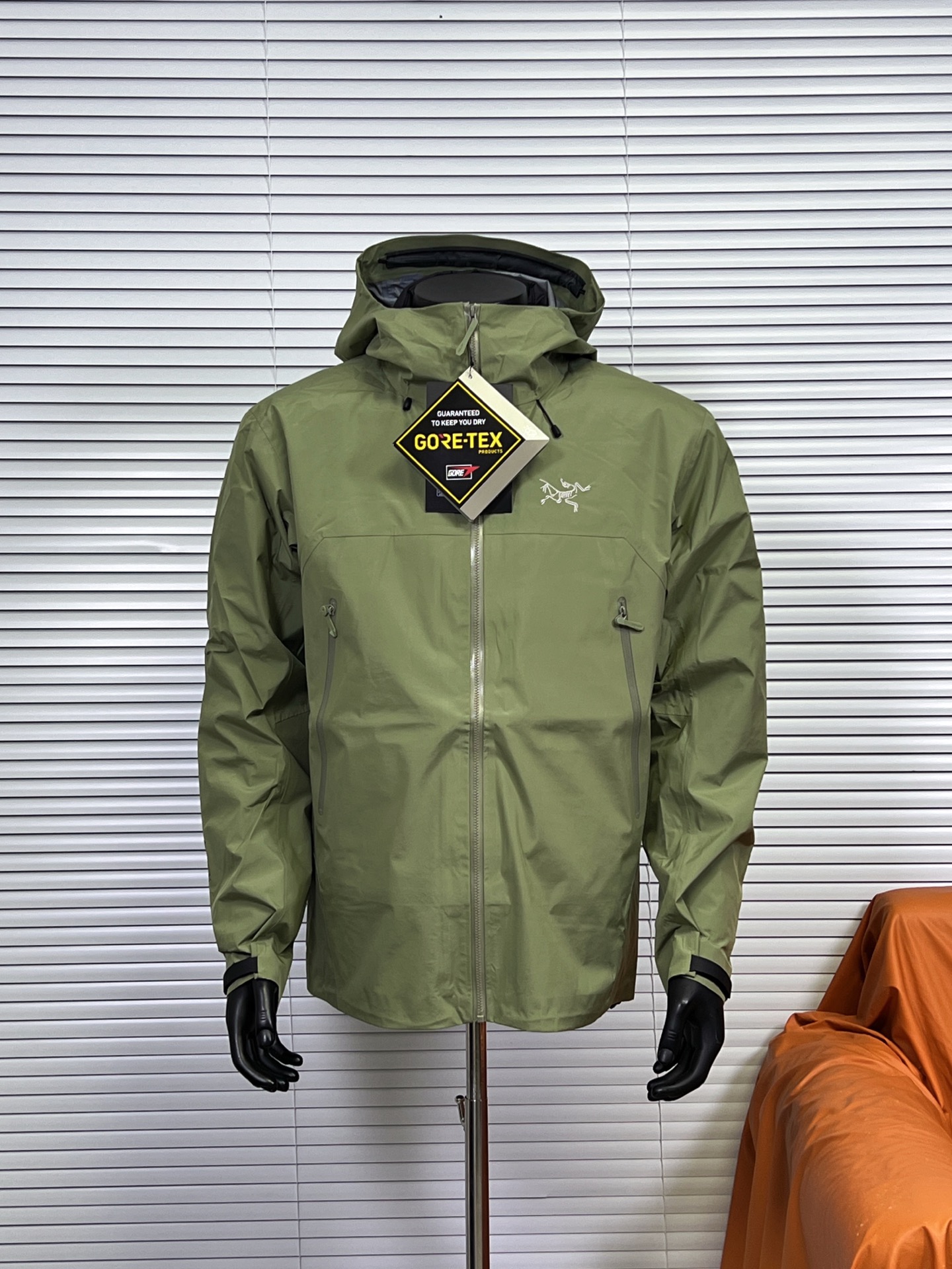 工厂放货💰380
三合一冲锋衣羽绒服【LW款】Arcteryx始祖betalightweight2025 新款新配色登山骨外冲锋衣
Arcteryx始祖鸟beta lightweight男女防水防风透气连帽休闲夹克外套男款
系列连帽城市户外轻量化防风防水简约纯色百搭夹克冲锋衣，采用bluesign@认人证的采用带经编背村 N40P'3LGORE-TEX面料，
轻量高性能，轻薄而耐磨，防风、防水且透气，适用于多种活动和环境!
胸前采用ARC TERYX徽标四次压胶工艺，整衣3D立体仿生学设计衣长臂弯Tri-Durance防水防雨面料，全套客包邮辅料，腋下YKK双向拉链，自行区别市面低版本，硬核货，强力推荐入手，上身效果巨好。

内胆90白鸭绒，可拆内胆，可当独立羽绒服穿着。保暖性和舒适性各方面都叫人无话可说！

颜色：经典黑 银幻紫  破晓蓝 球藻绿 葳藤棕
尺码：S-XXL