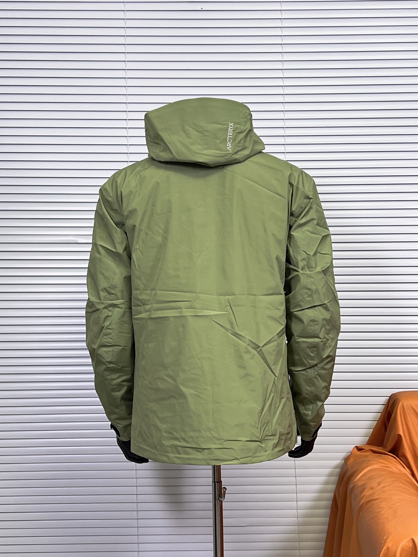 工厂放货💰380
三合一冲锋衣羽绒服【LW款】Arcteryx始祖betalightweight2025 新款新配色登山骨外冲锋衣
Arcteryx始祖鸟beta lightweight男女防水防风透气连帽休闲夹克外套男款
系列连帽城市户外轻量化防风防水简约纯色百搭夹克冲锋衣，采用bluesign@认人证的采用带经编背村 N40P'3LGORE-TEX面料，
轻量高性能，轻薄而耐磨，防风、防水且透气，适用于多种活动和环境!
胸前采用ARC TERYX徽标四次压胶工艺，整衣3D立体仿生学设计衣长臂弯Tri-Durance防水防雨面料，全套客包邮辅料，腋下YKK双向拉链，自行区别市面低版本，硬核货，强力推荐入手，上身效果巨好。

内胆90白鸭绒，可拆内胆，可当独立羽绒服穿着。保暖性和舒适性各方面都叫人无话可说！

颜色：经典黑 银幻紫  破晓蓝 球藻绿 葳藤棕
尺码：S-XXL