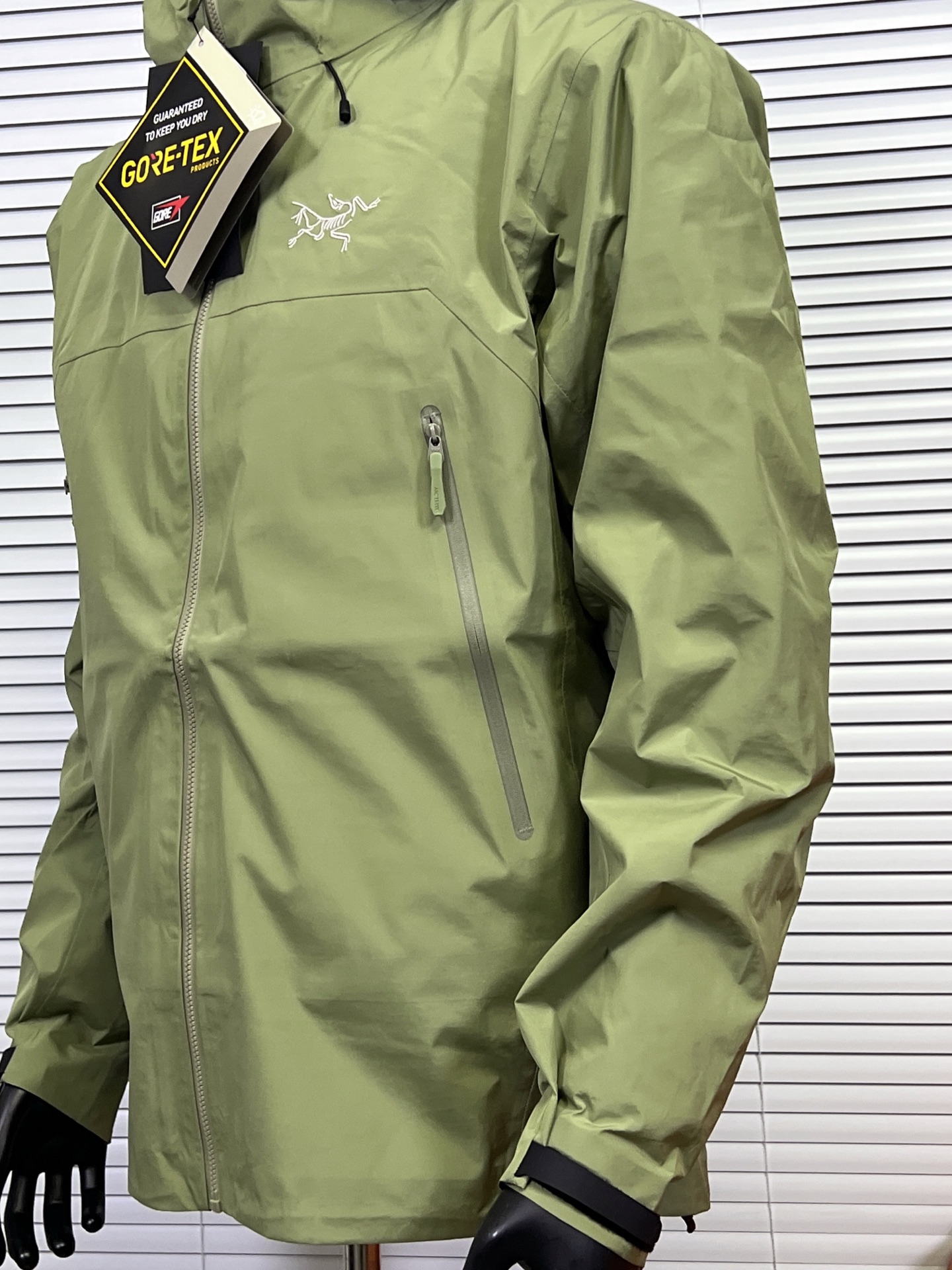 工厂放货💰380
三合一冲锋衣羽绒服【LW款】Arcteryx始祖betalightweight2025 新款新配色登山骨外冲锋衣
Arcteryx始祖鸟beta lightweight男女防水防风透气连帽休闲夹克外套男款
系列连帽城市户外轻量化防风防水简约纯色百搭夹克冲锋衣，采用bluesign@认人证的采用带经编背村 N40P'3LGORE-TEX面料，
轻量高性能，轻薄而耐磨，防风、防水且透气，适用于多种活动和环境!
胸前采用ARC TERYX徽标四次压胶工艺，整衣3D立体仿生学设计衣长臂弯Tri-Durance防水防雨面料，全套客包邮辅料，腋下YKK双向拉链，自行区别市面低版本，硬核货，强力推荐入手，上身效果巨好。

内胆90白鸭绒，可拆内胆，可当独立羽绒服穿着。保暖性和舒适性各方面都叫人无话可说！

颜色：经典黑 银幻紫  破晓蓝 球藻绿 葳藤棕
尺码：S-XXL