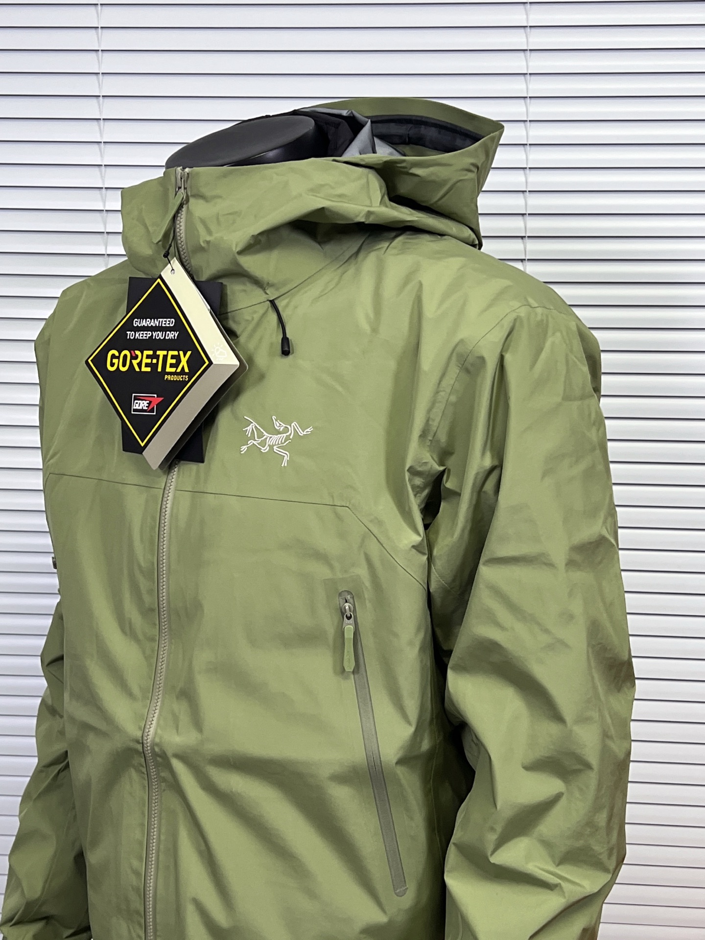 工厂放货💰380
三合一冲锋衣羽绒服【LW款】Arcteryx始祖betalightweight2025 新款新配色登山骨外冲锋衣
Arcteryx始祖鸟beta lightweight男女防水防风透气连帽休闲夹克外套男款
系列连帽城市户外轻量化防风防水简约纯色百搭夹克冲锋衣，采用bluesign@认人证的采用带经编背村 N40P'3LGORE-TEX面料，
轻量高性能，轻薄而耐磨，防风、防水且透气，适用于多种活动和环境!
胸前采用ARC TERYX徽标四次压胶工艺，整衣3D立体仿生学设计衣长臂弯Tri-Durance防水防雨面料，全套客包邮辅料，腋下YKK双向拉链，自行区别市面低版本，硬核货，强力推荐入手，上身效果巨好。

内胆90白鸭绒，可拆内胆，可当独立羽绒服穿着。保暖性和舒适性各方面都叫人无话可说！

颜色：经典黑 银幻紫  破晓蓝 球藻绿 葳藤棕
尺码：S-XXL